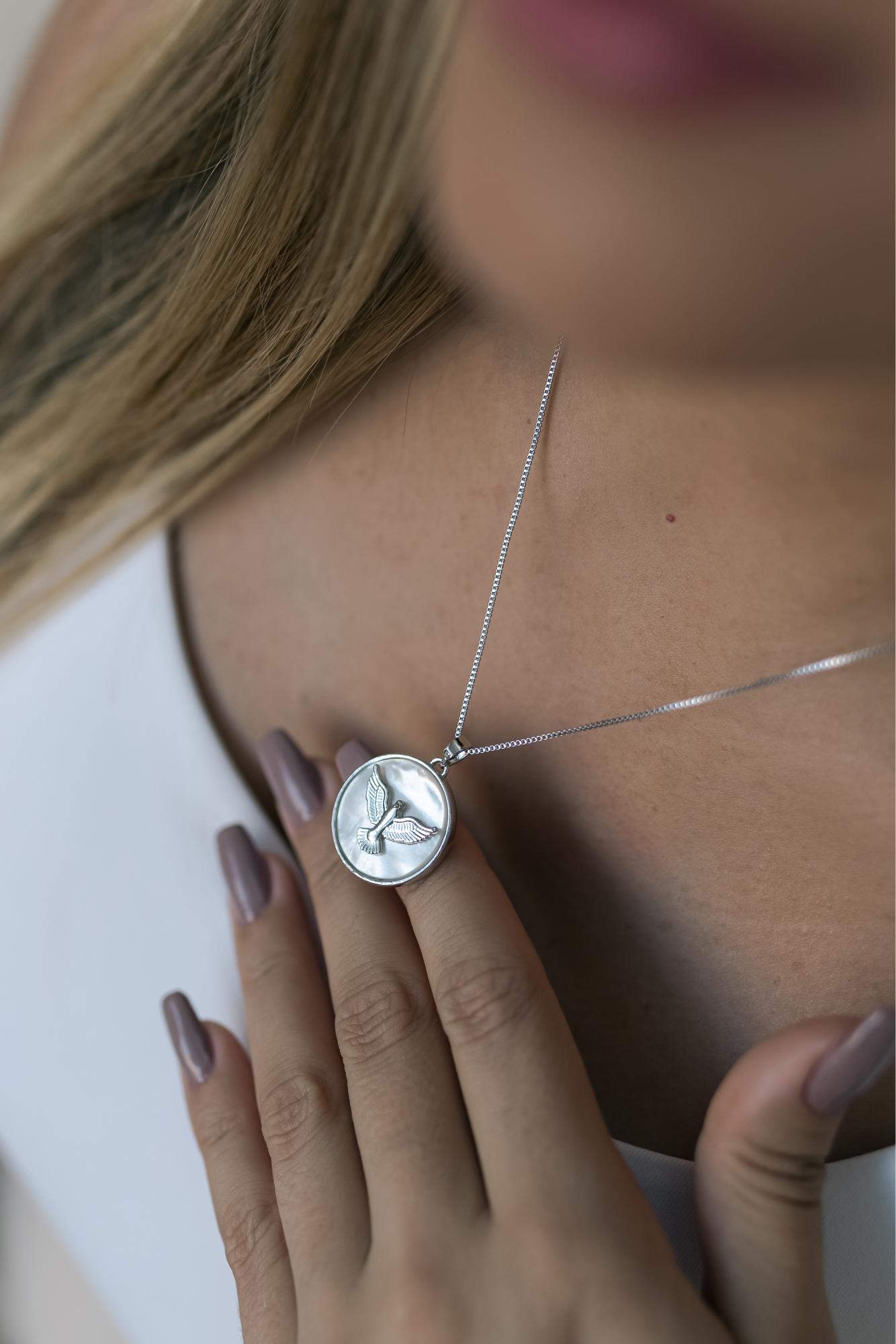 Colar Divino Espírito Santo Madrepérola Ródio Branco