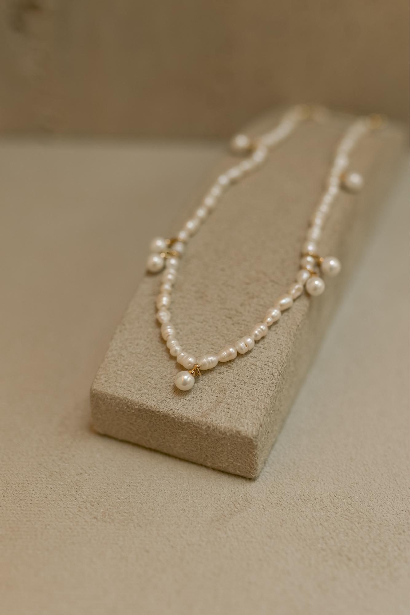 Colar Pérolas de Água Doce com Detalhes Dourado