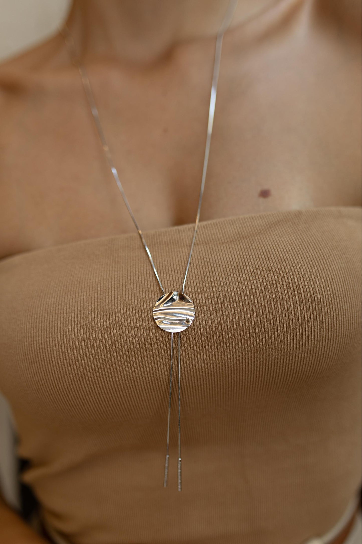 Colar Gravata Pingente Martelado Ródio Branco