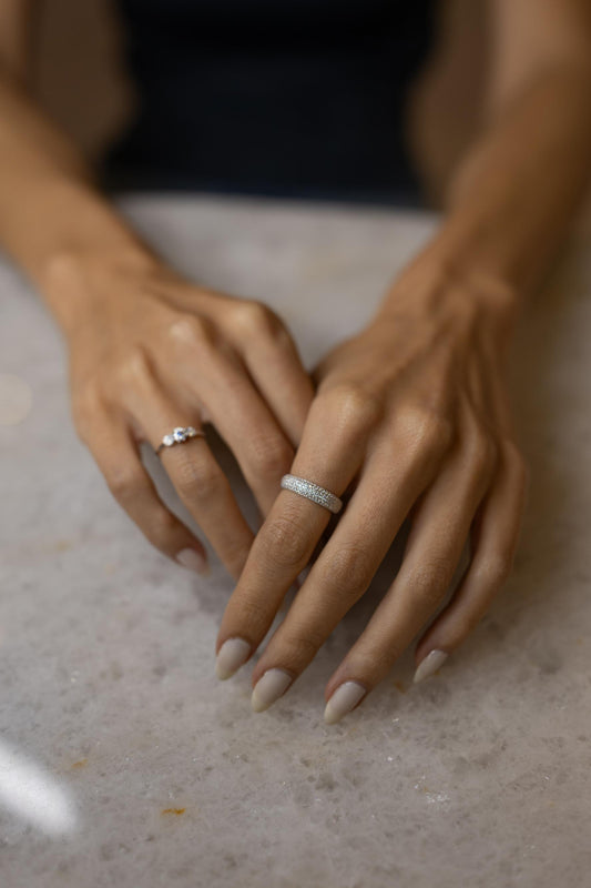 Anel Meia Aliança Bold Cravejada Moissanite Prata 925 Ródio Branco