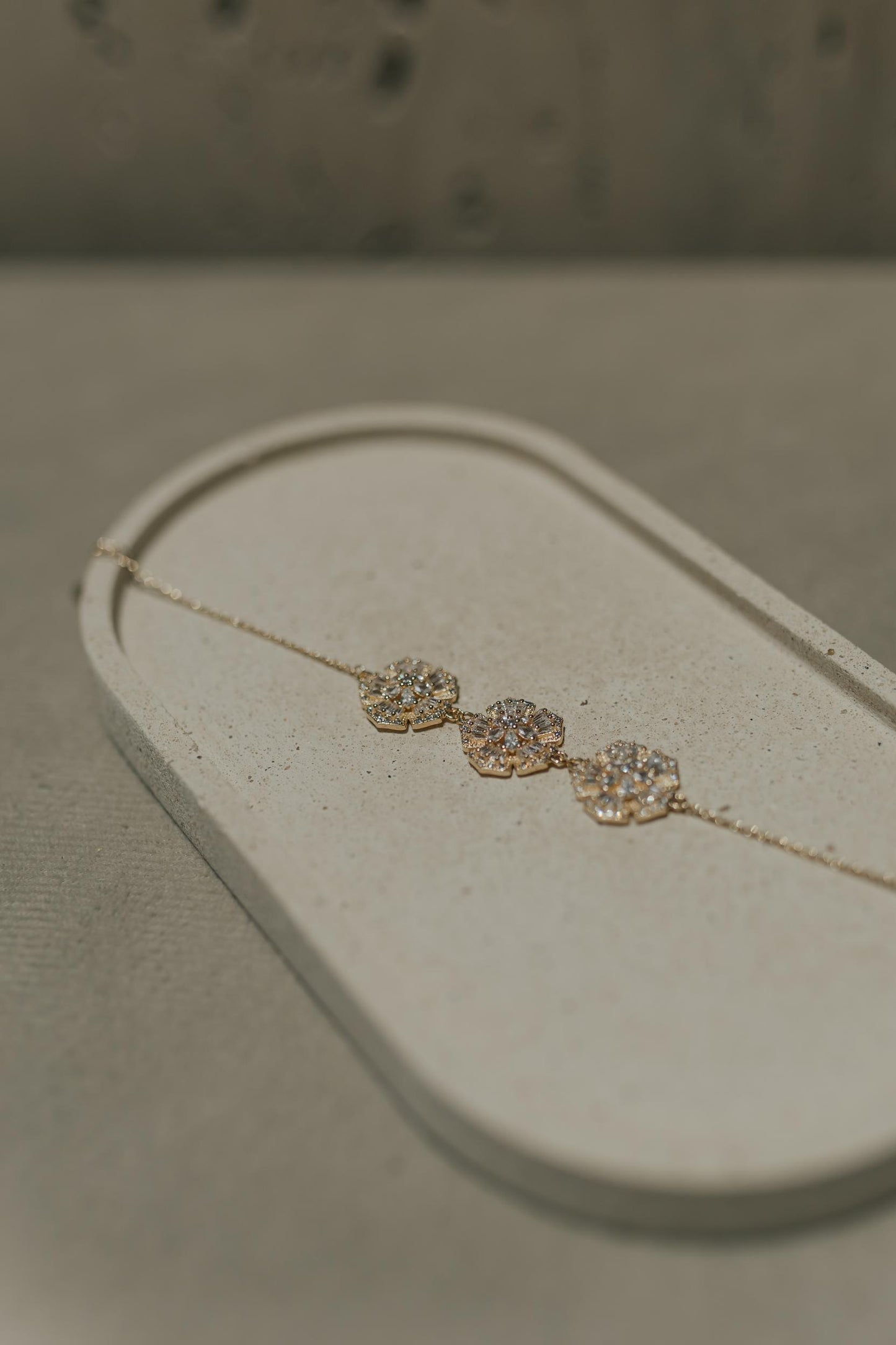 Pulseira Flores Baguete Cristal Dourado