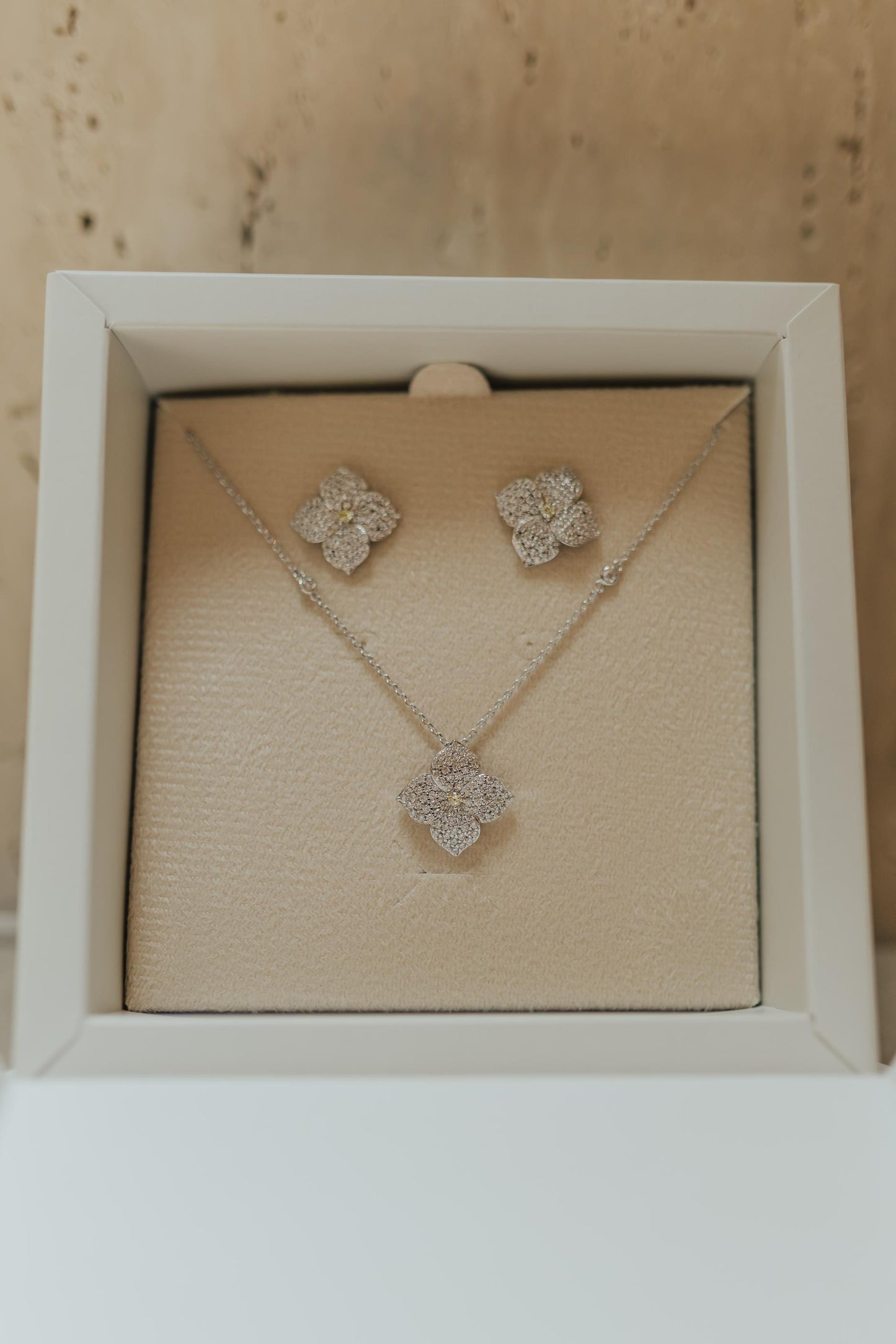 Brinco Flor 4 Pétalas Cravejado Ródio Branco