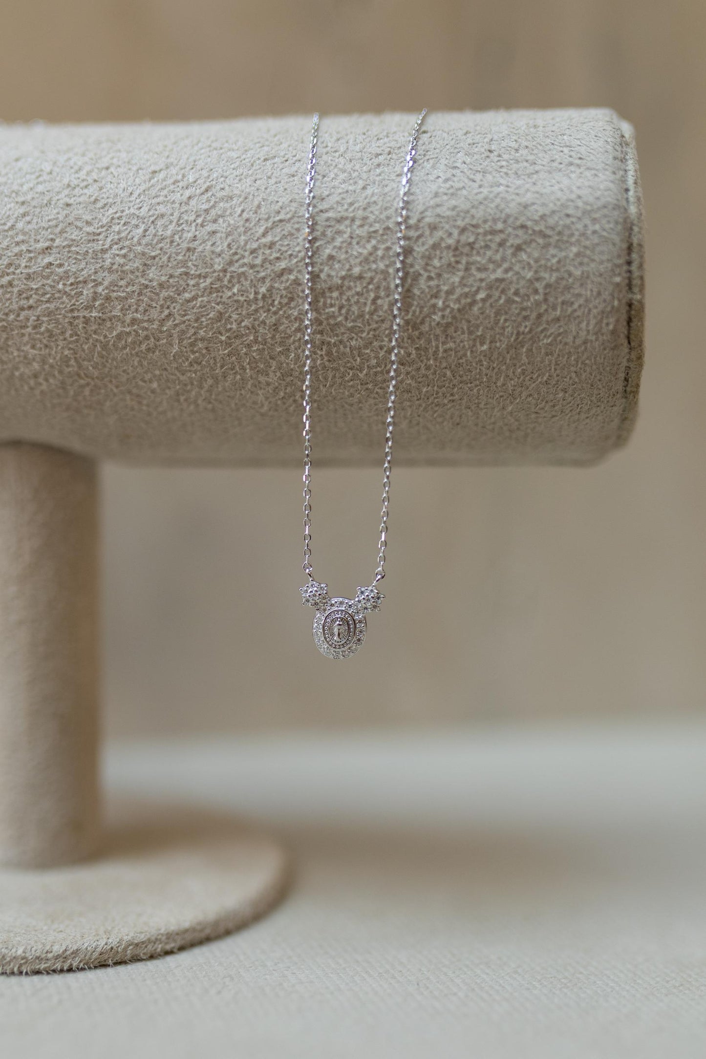 Colar Mini Nossa Senhora das Graças Moldura Flor Moissanite Prata 925 Ródio Branco