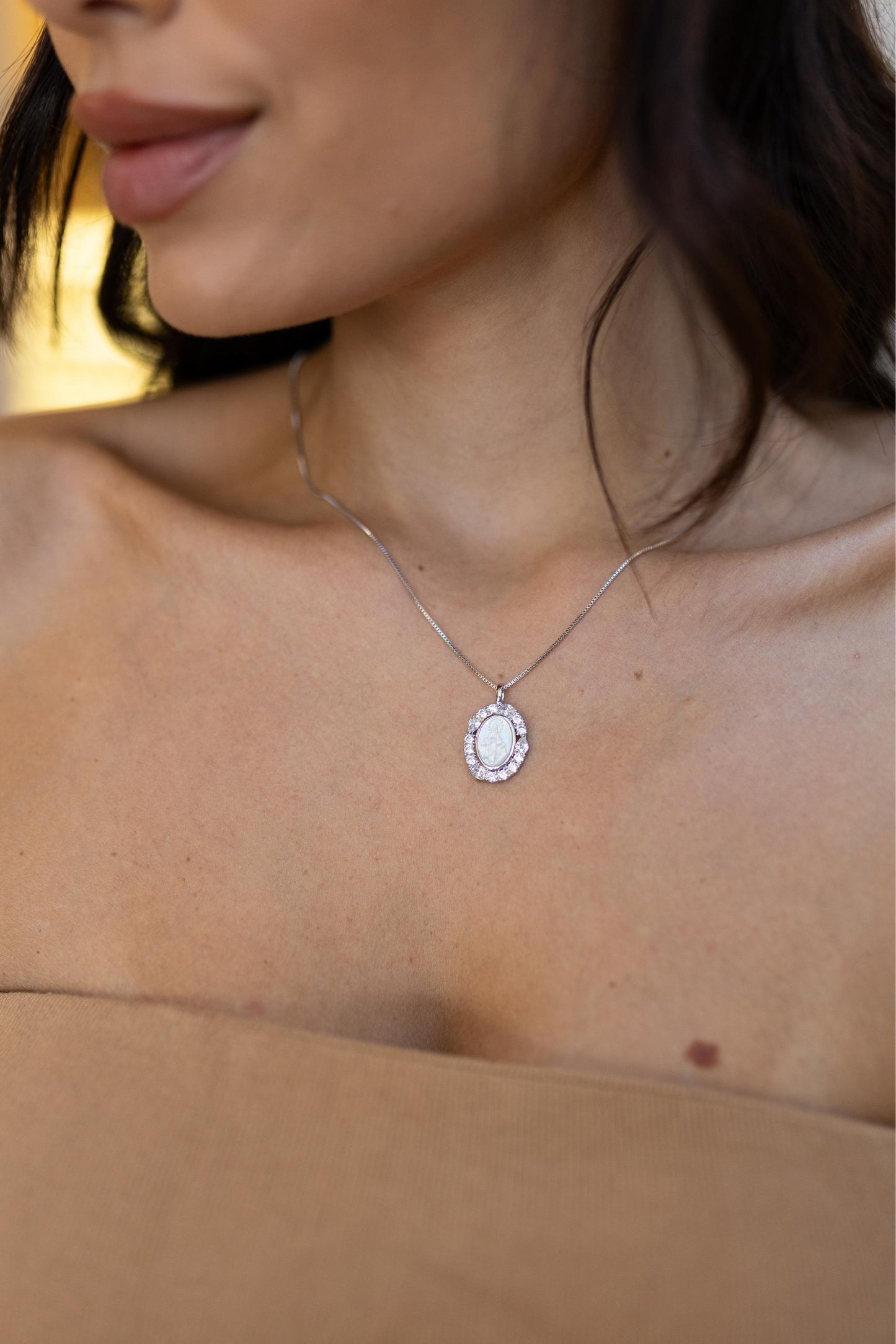 Colar Nossa Senhora das Graças Madrepérola Cristal Ródio Branco