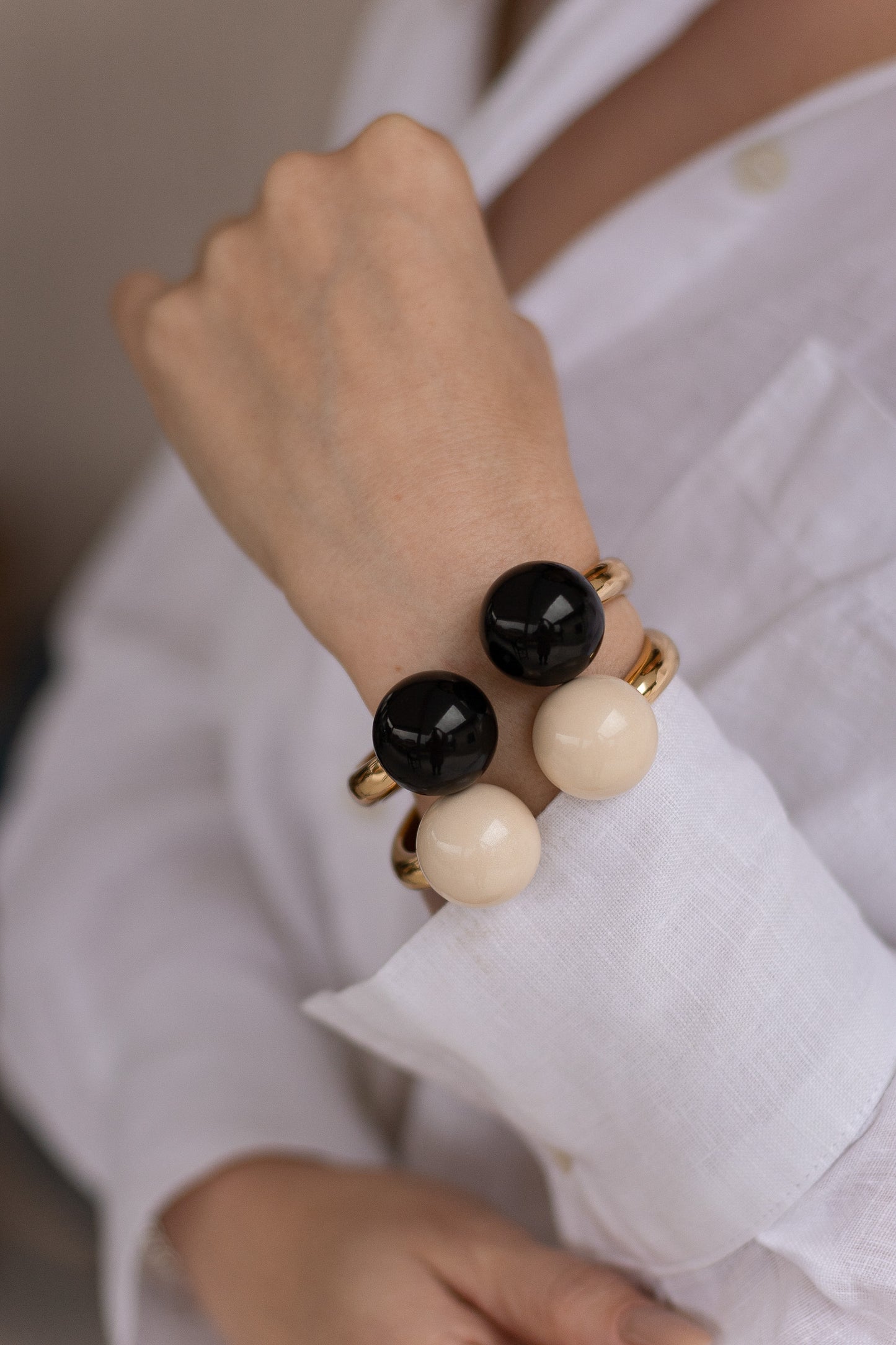 Bracelete Dourado com Bolas Peroladas de Resina