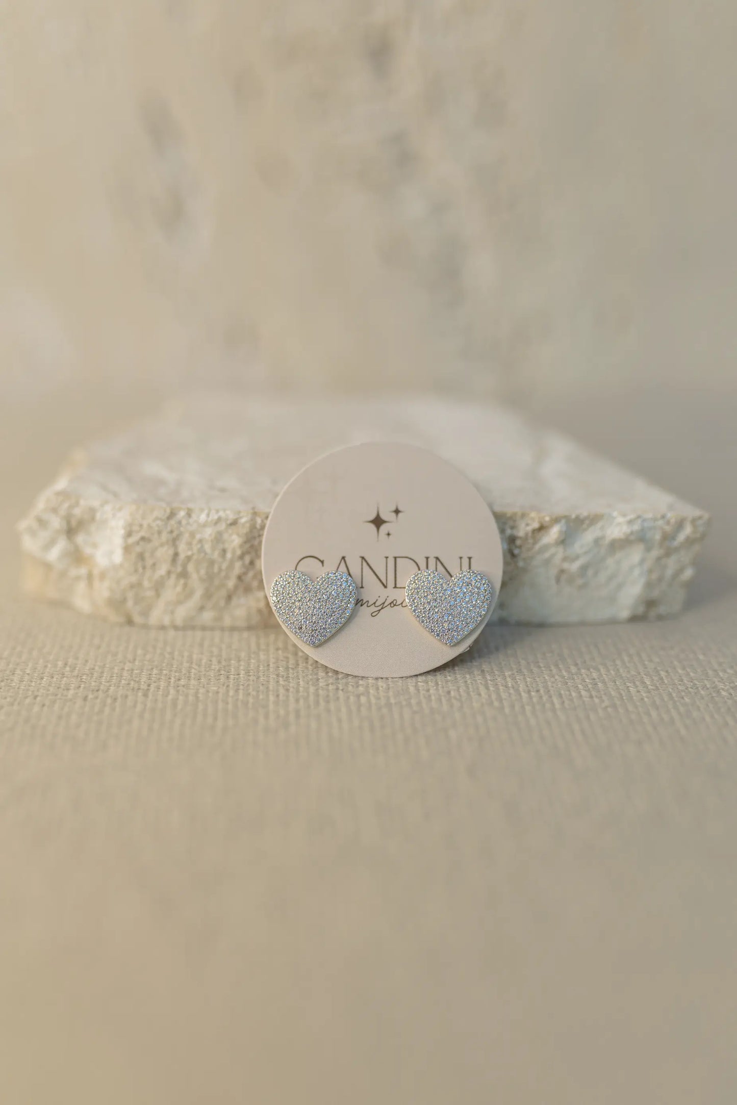 Brinco Coração Bold Cravejado Ródio Branco