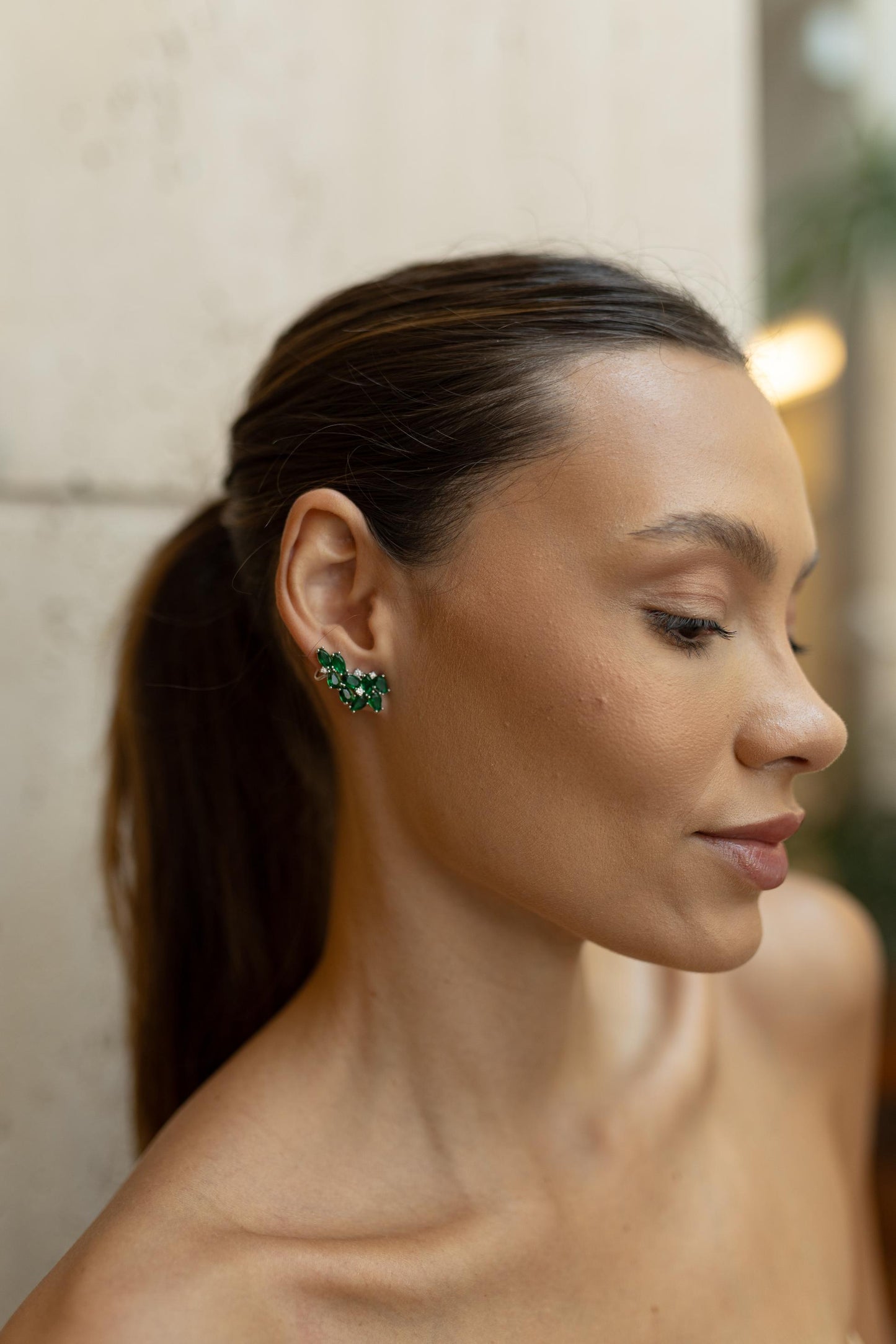 Brinco Ear Cuff Pedras Esmeralda Ródio Branco