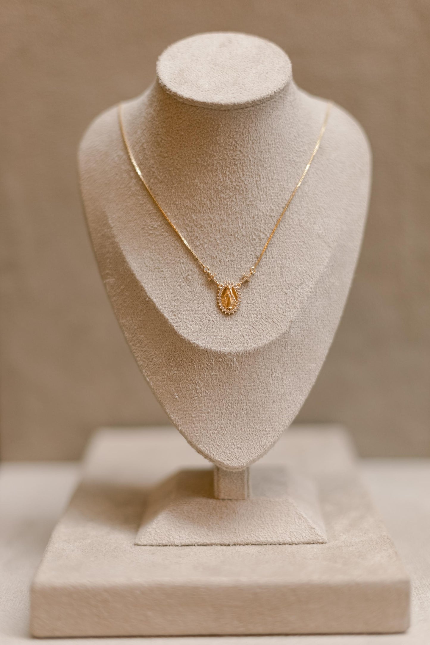 Colar Nossa Senhora das Graças Cravejado Dourado
