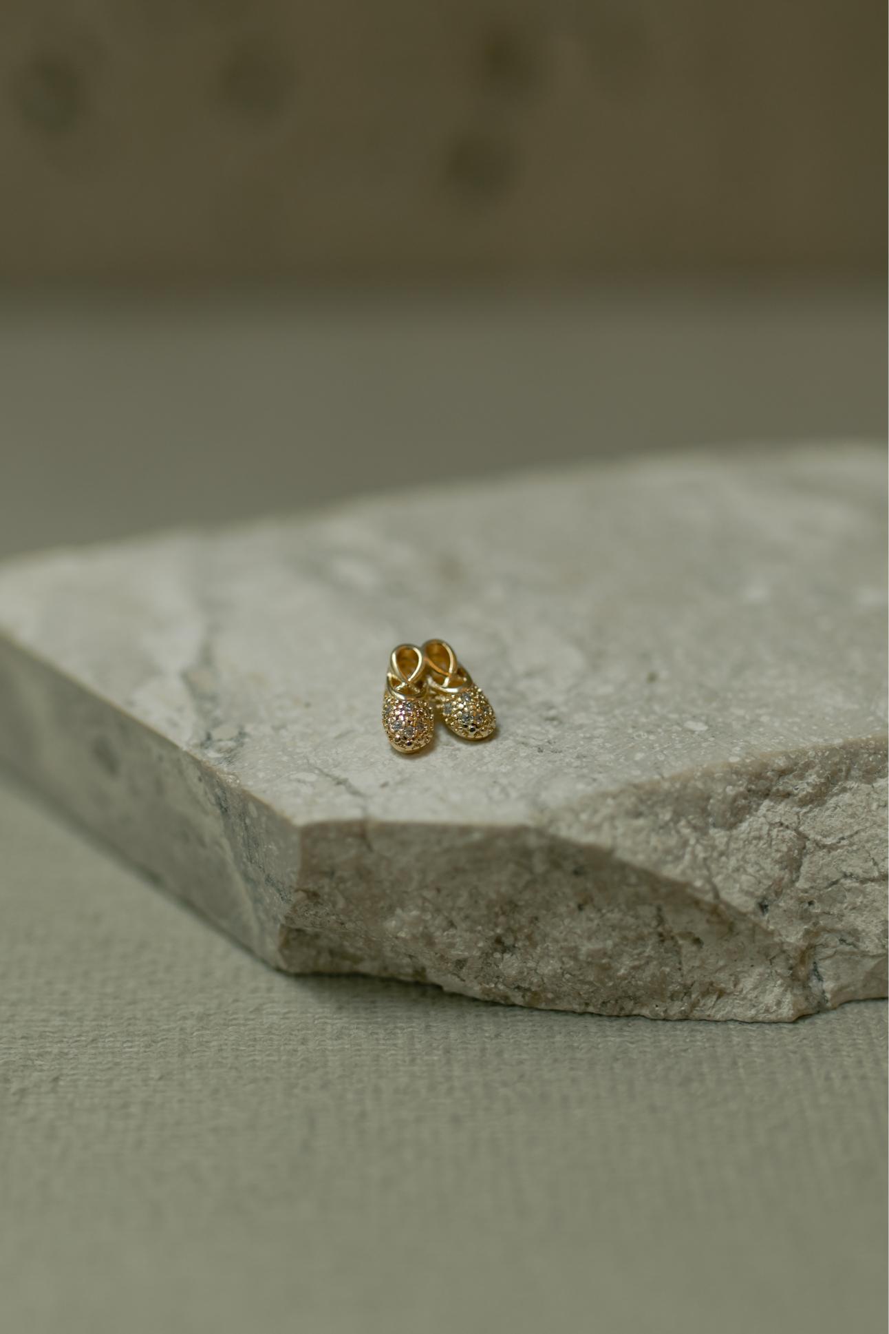 Pingente Sapatilha Cravejada Dourado