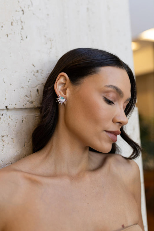 Brinco Ear Cuff Raio Solar com Zircônias Esmeralda Colombiana Oval Ródio Branco