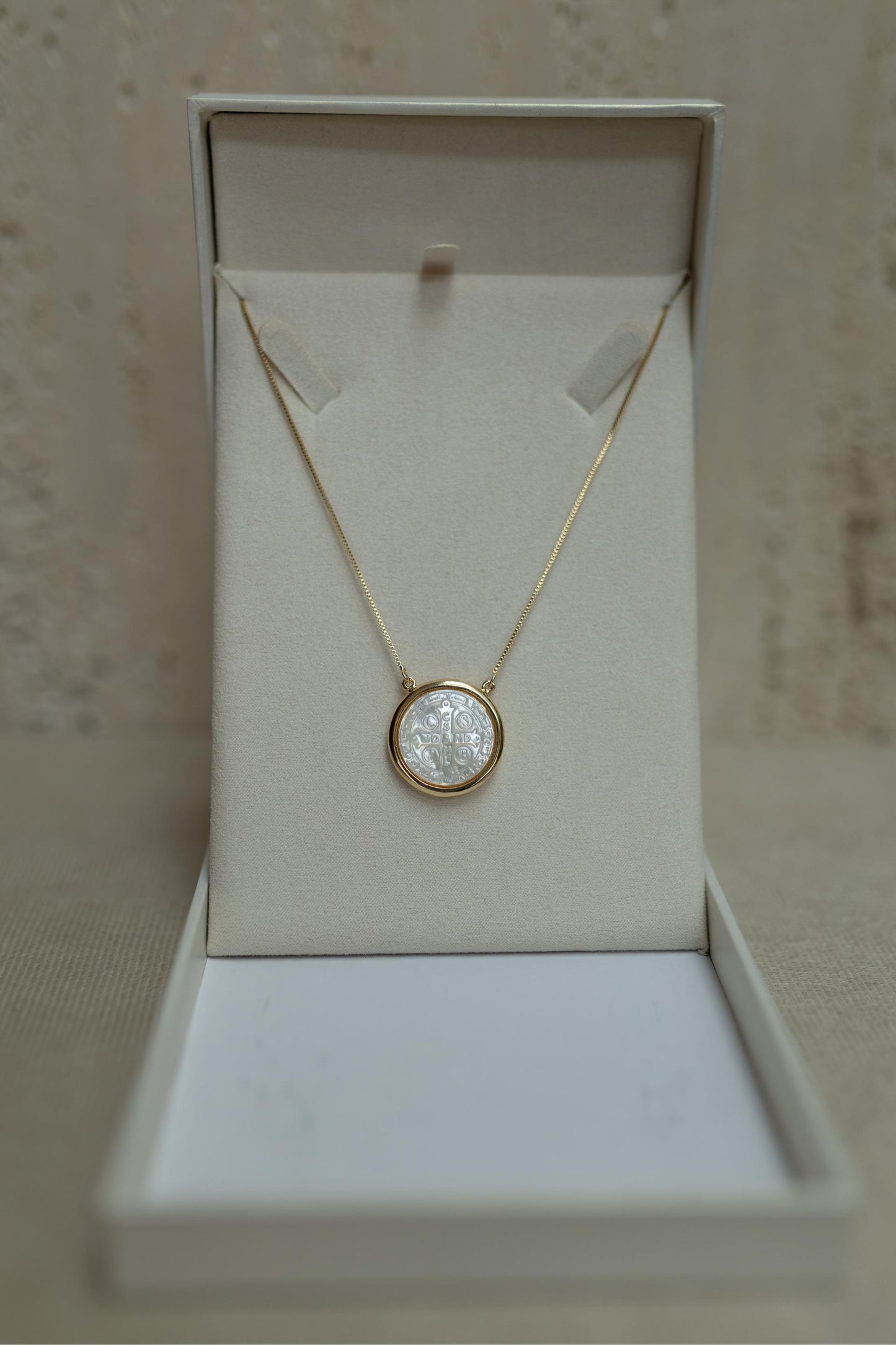 Colar São Bento Madrepérola Dourado