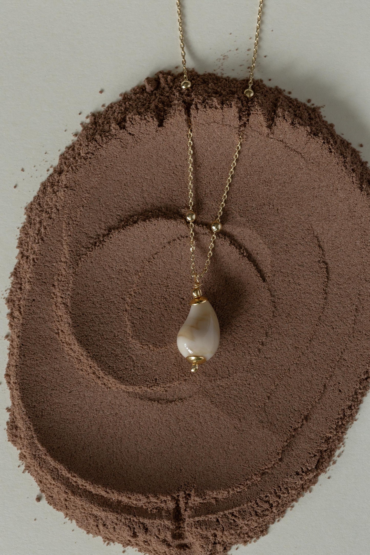 Colar Gota Resina Dourado