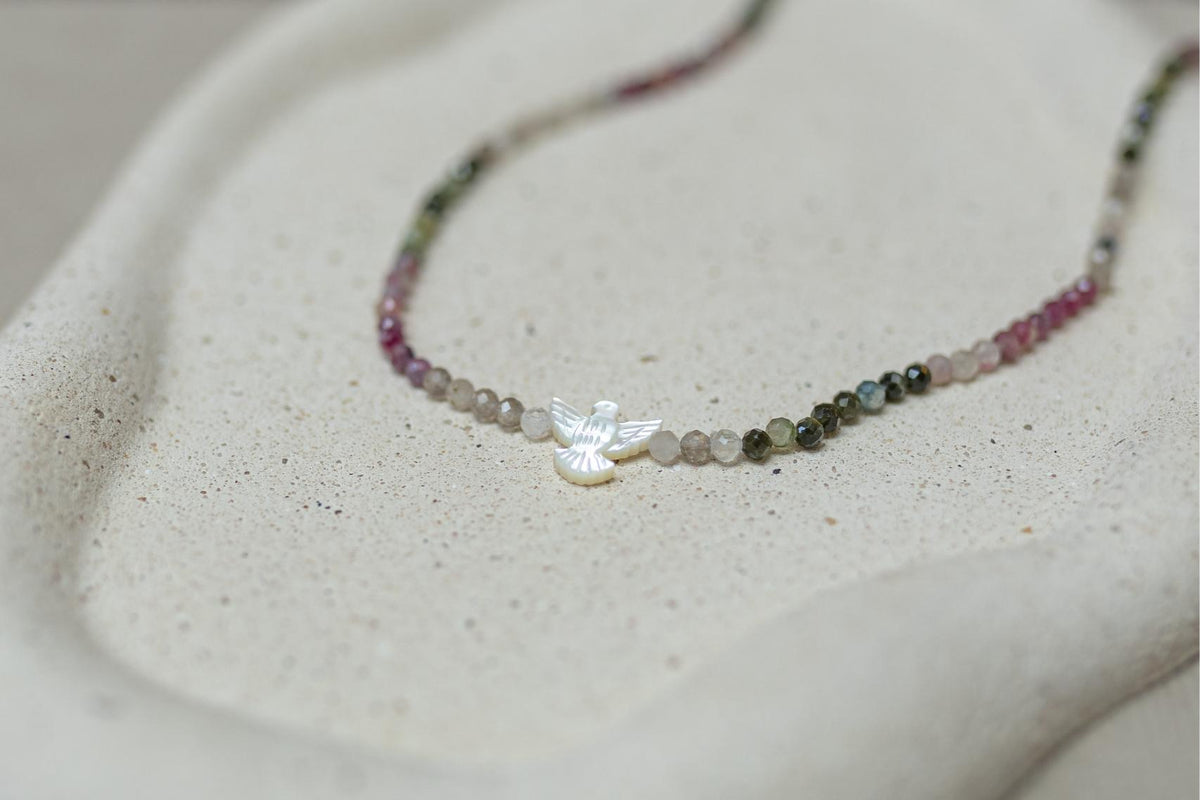 Colar Choker de Turmalinas Naturais Multicoloridas com Divino Espírito Santo em Madrepérola Dourado