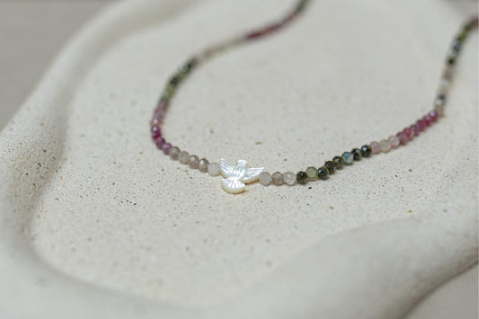 Colar Choker de Turmalinas Naturais Multicoloridas com Divino Espírito Santo em Madrepérola Dourado
