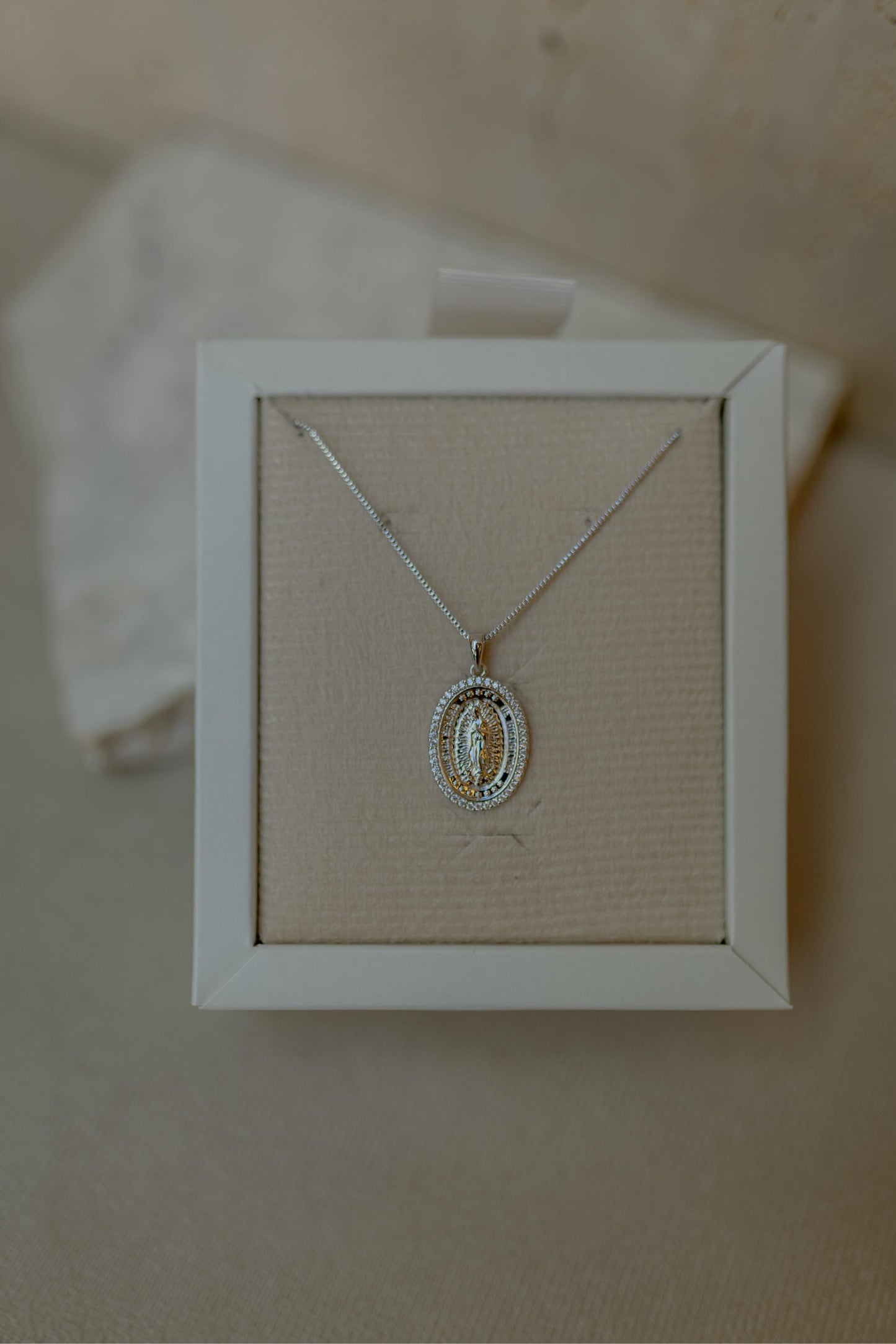 Colar Nossa Senhora de Guadalupe Ródio Branco