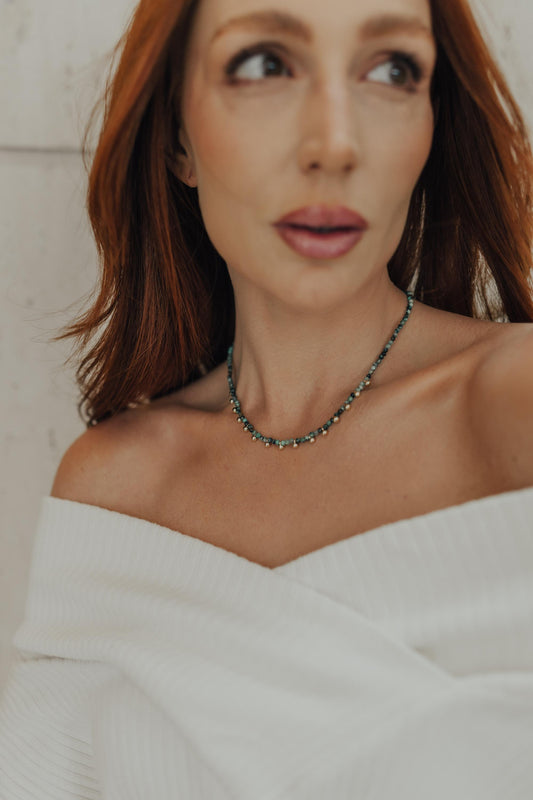 Colar Choker Mini Bolinhas e Turmalina Africana Dourado