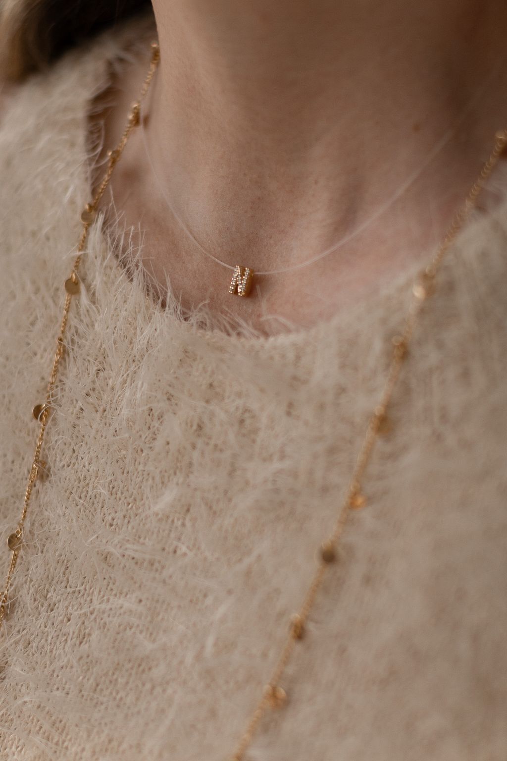 Colar Nylon com Letra Cravejada Dourado