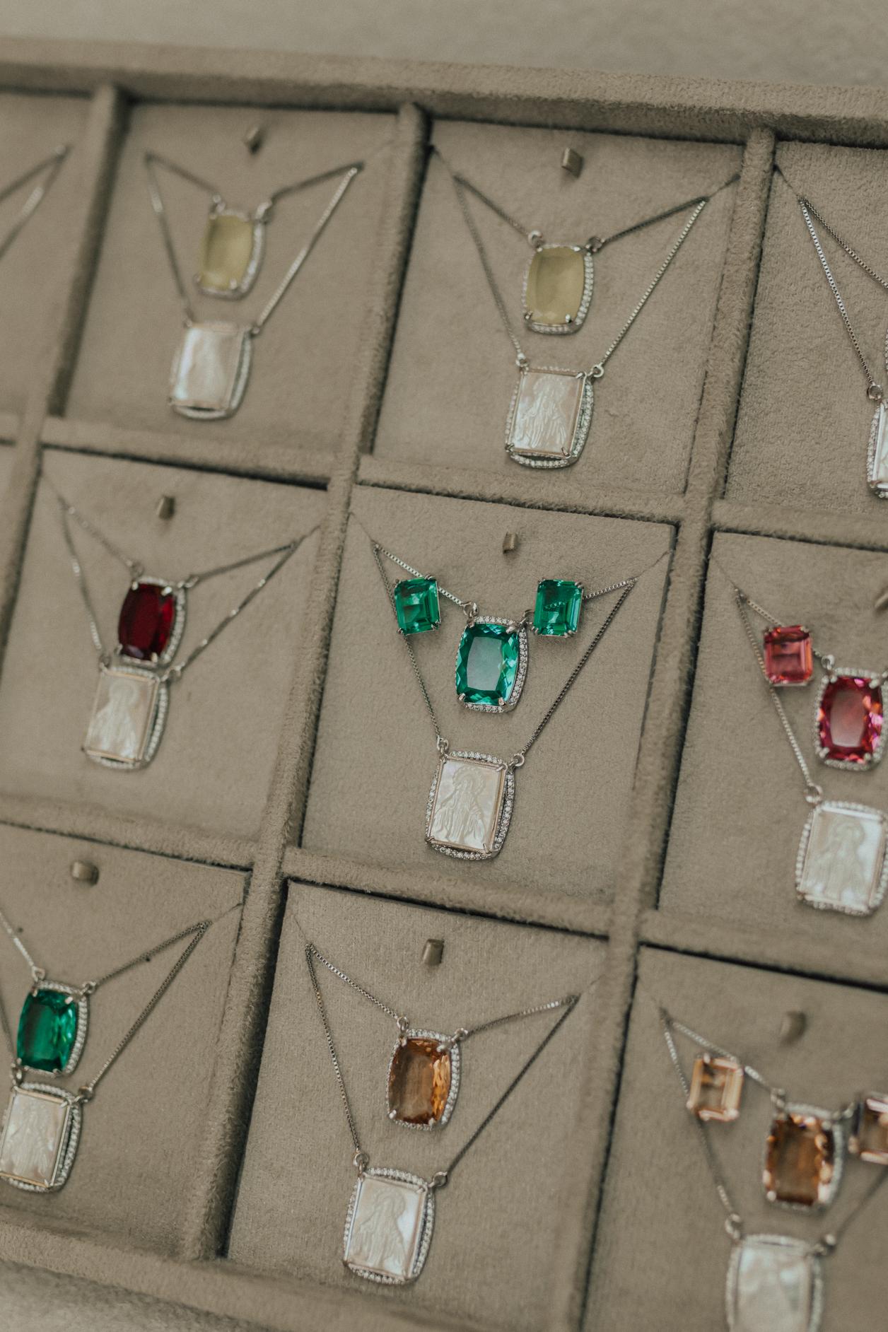 Colar Escapulário Madrepérola Safira Rosa Ródio Branco