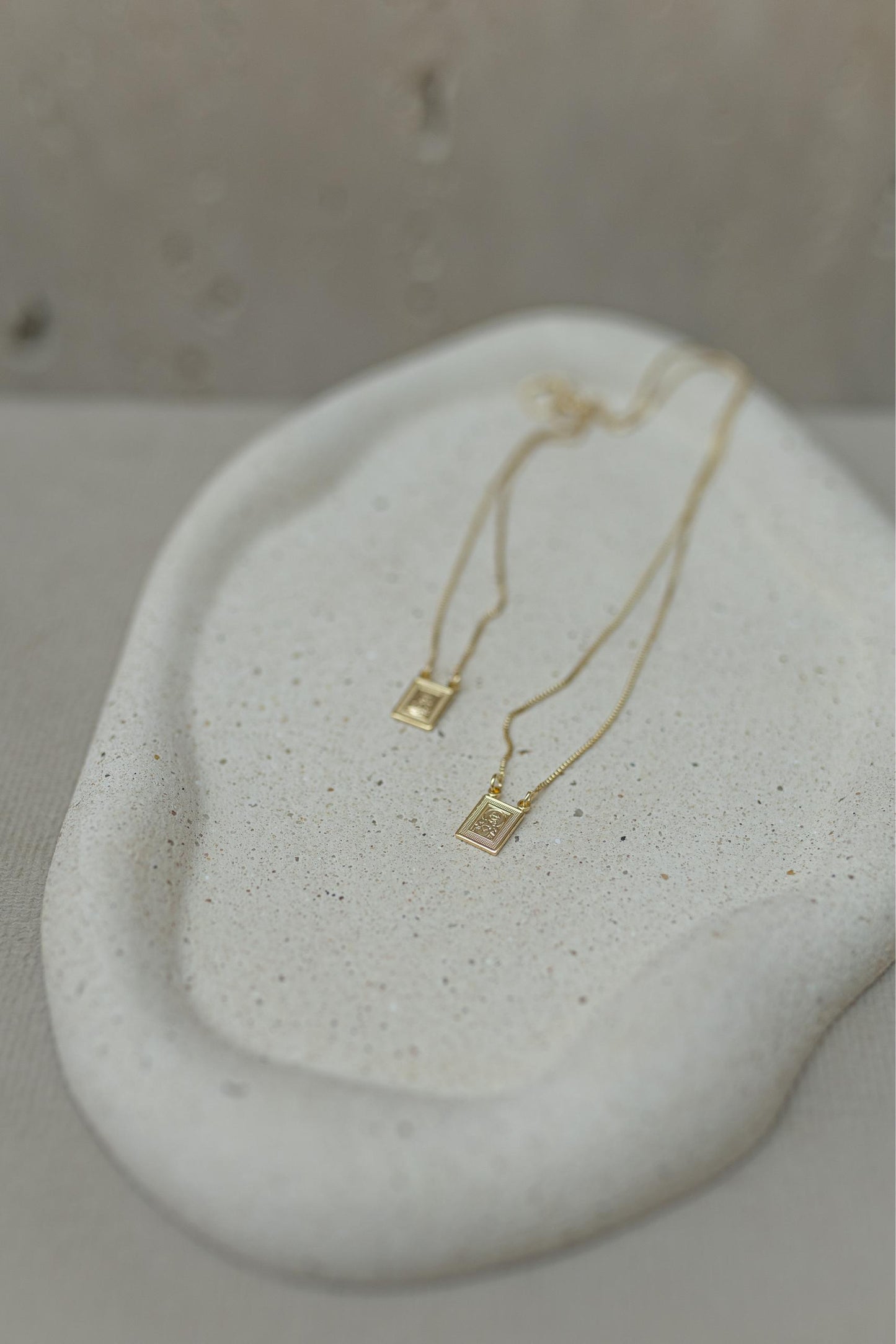 Colar Escapulário Nossa Senhora do Carmo Moldura Dourado