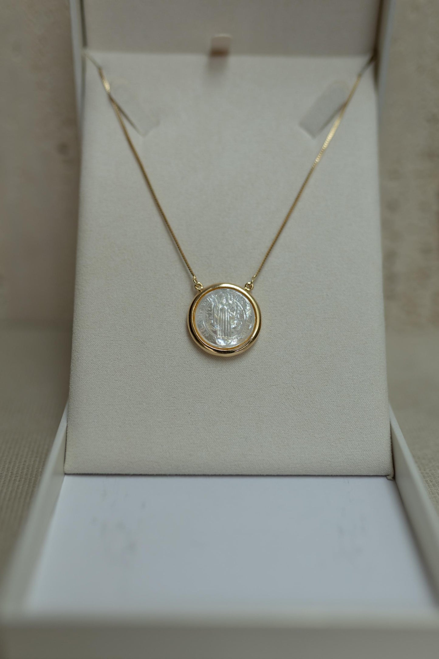 Colar São Bento Madrepérola Dourado