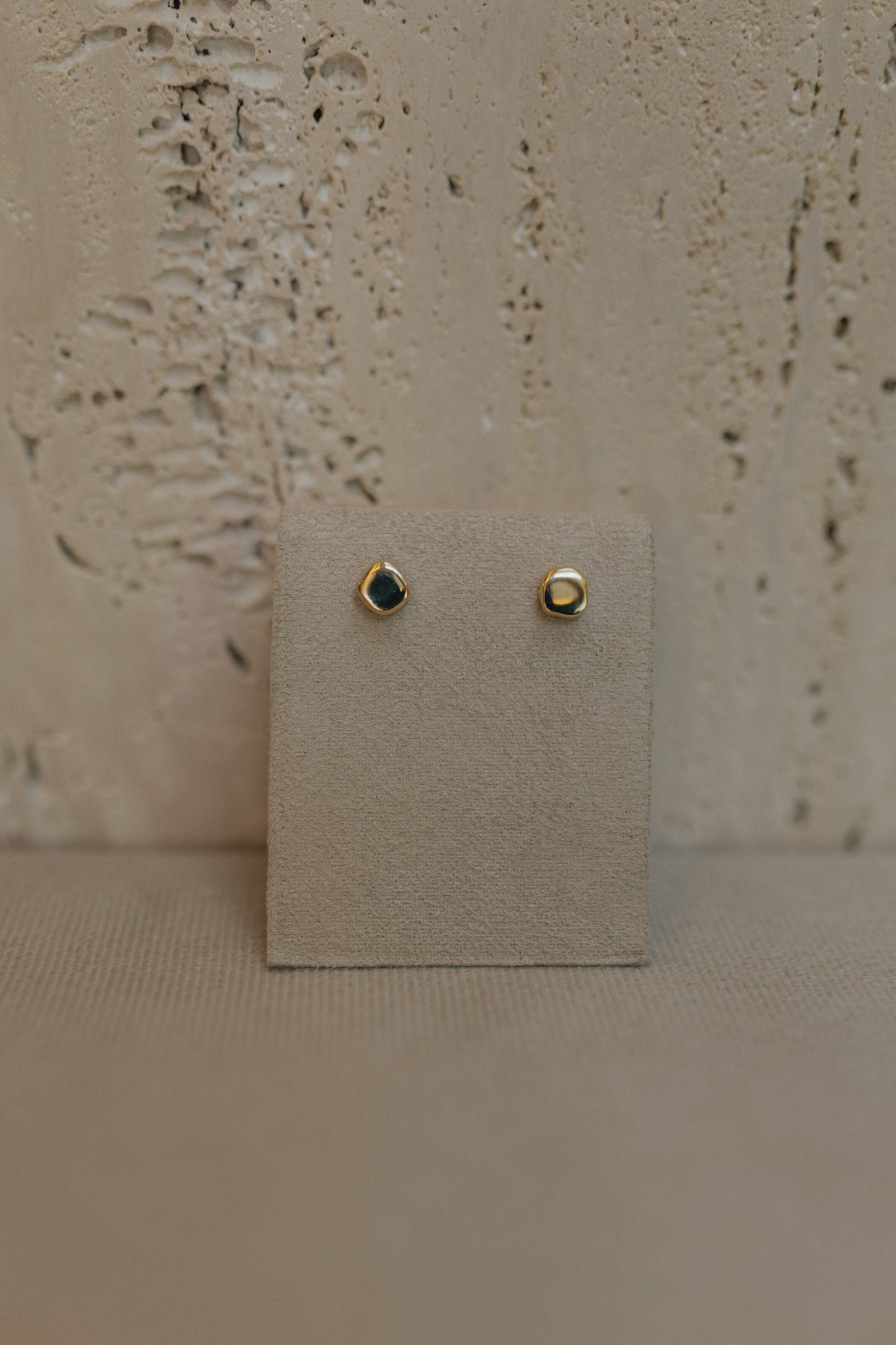 Brinco Orgânico Liso Dourado P