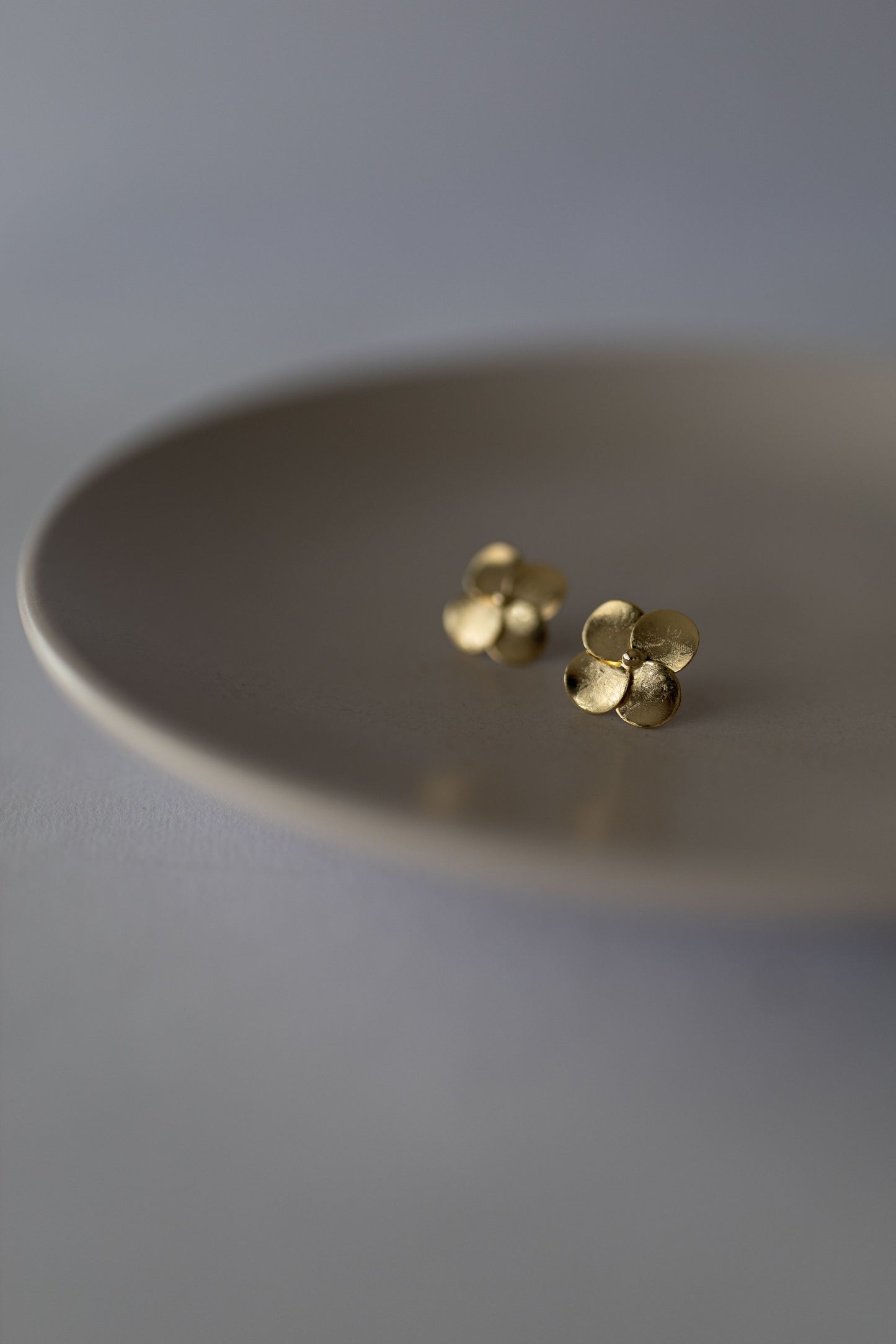 Brinco Flor Escovada 4 Pétalas Mini Ouro