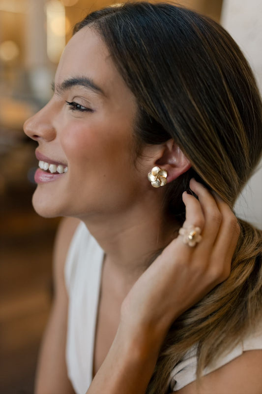 Brinco Flor Escovada 5 Pétalas Mini Dourado