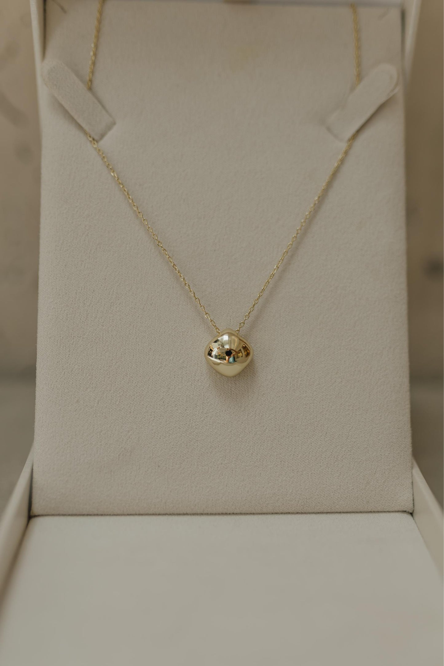 Colar Pingente Orgânico Quadrado Liso Dourado