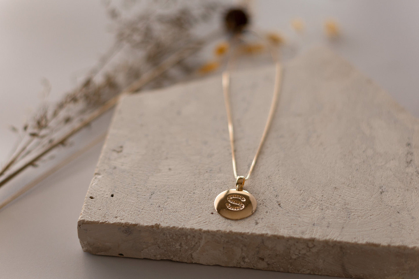 Colar Longo Letra Dourado