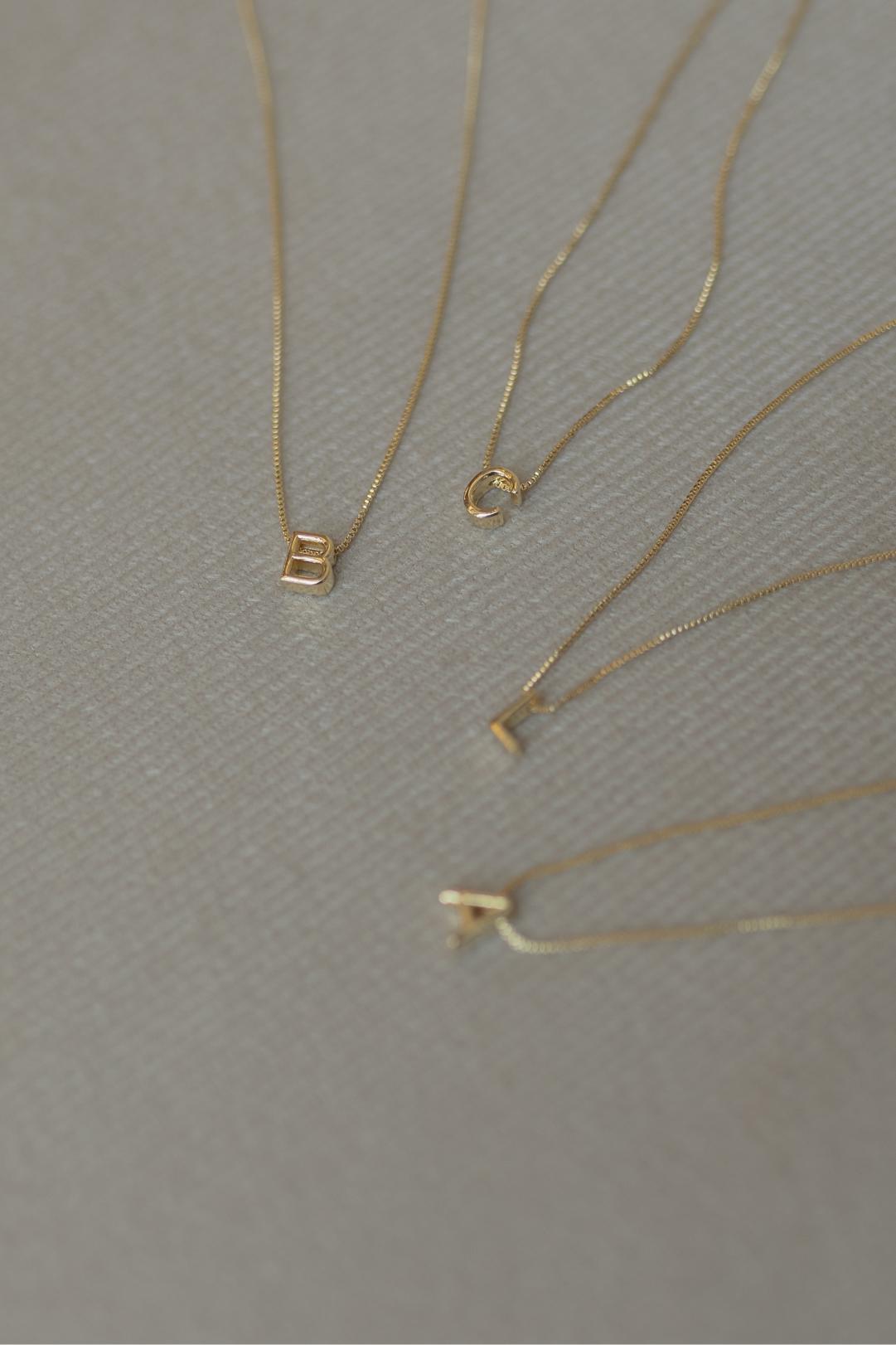 Colar Letra Dourado