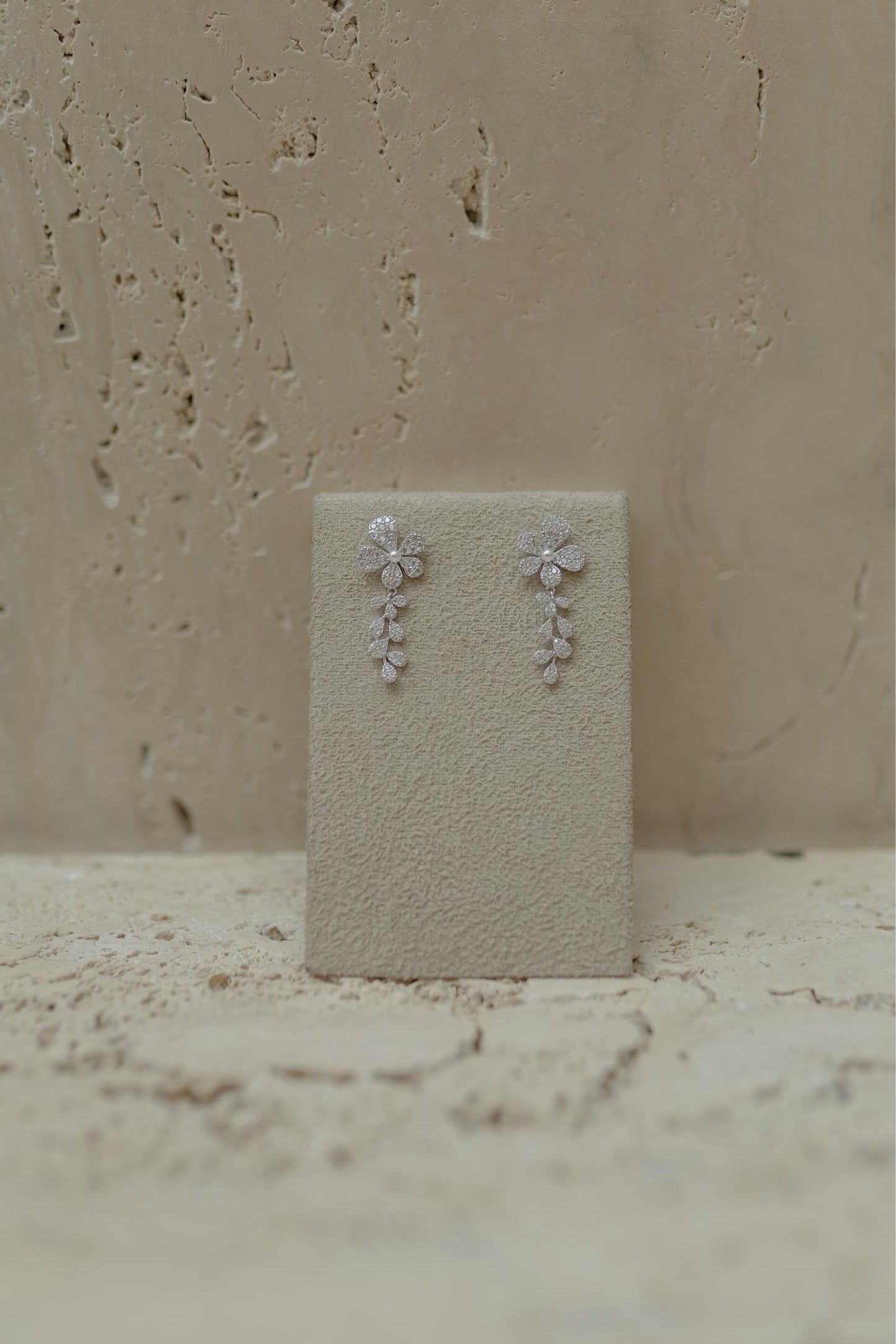 Brinco Flor Petálas Pérola Prata 925 Ródio Branco