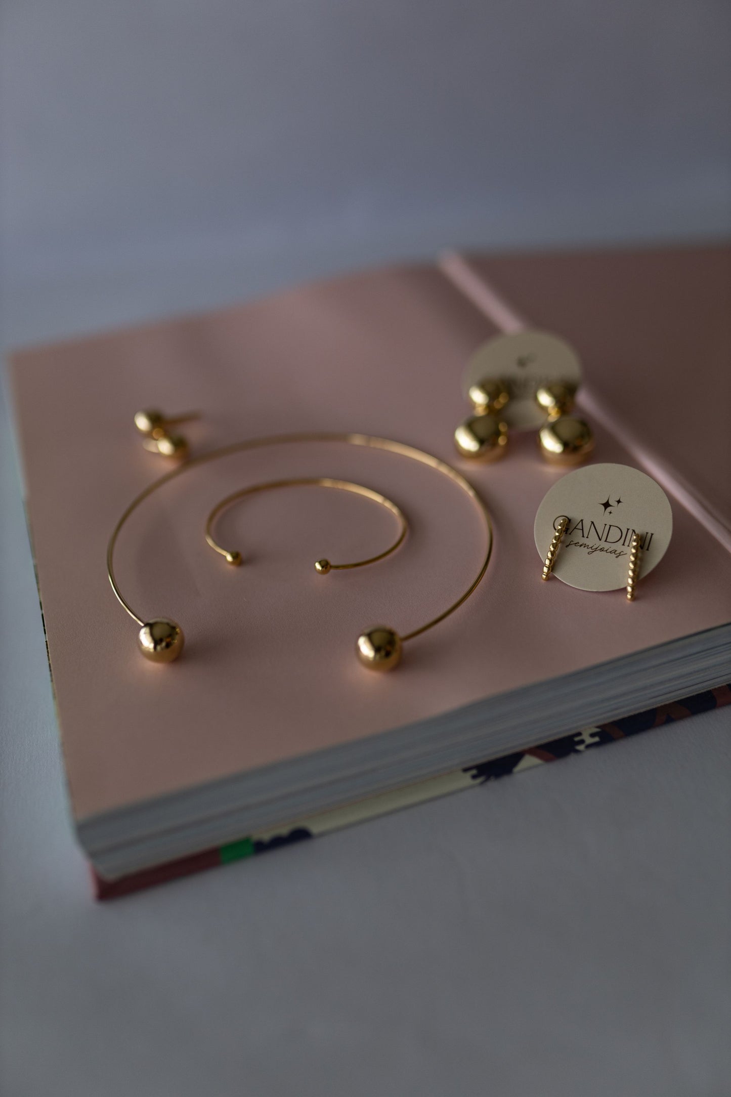 Brinco Ear Hook Bolinha Ouro