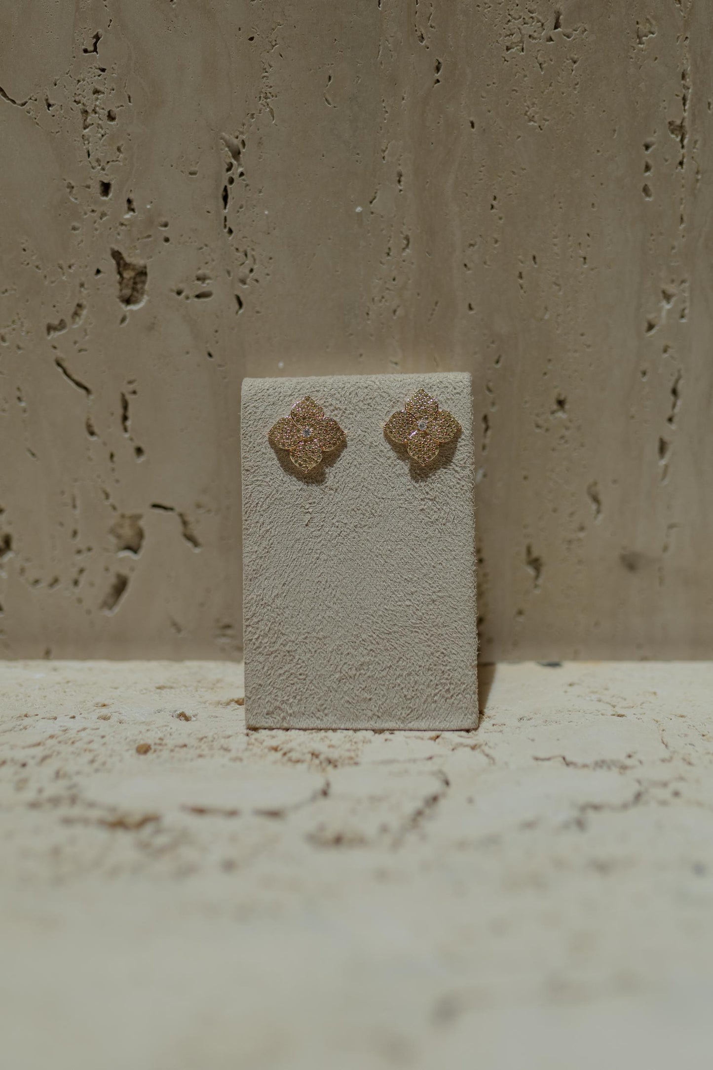 Brinco Flor 4 Pétalas Cravejado Dourado