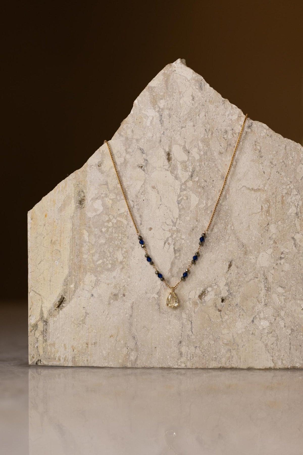 Colar Pedras Naturais e Gota Dourado