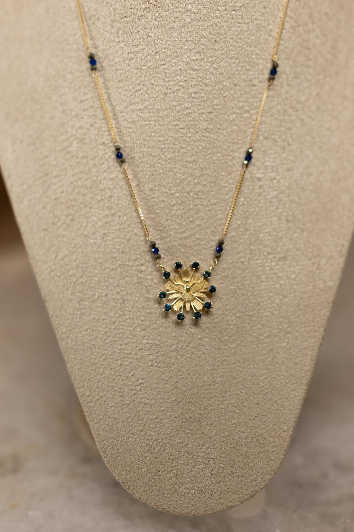 Colar Divino Espírito Santo Pedras Naturais Azul Dourado