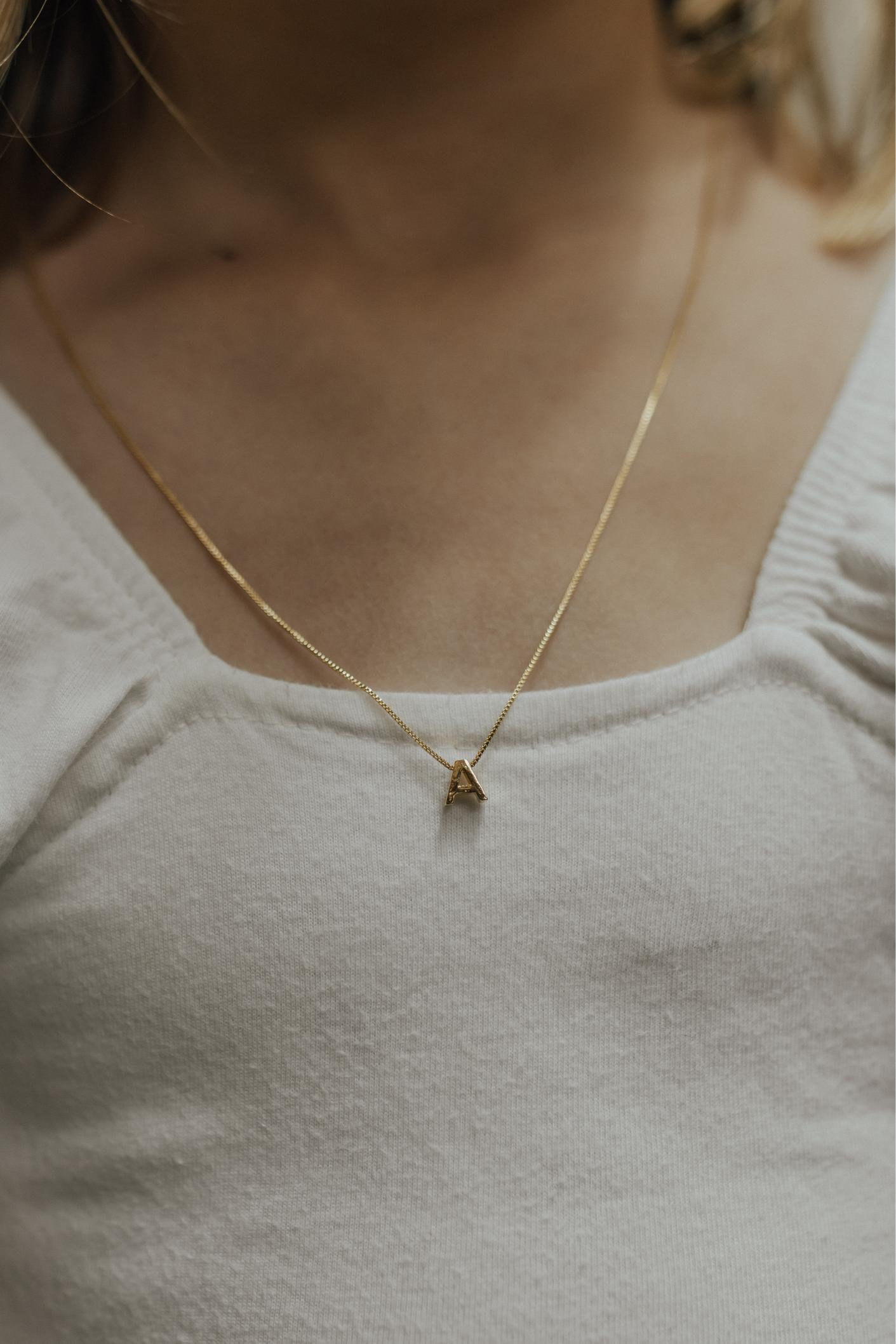 Colar Letra Dourado