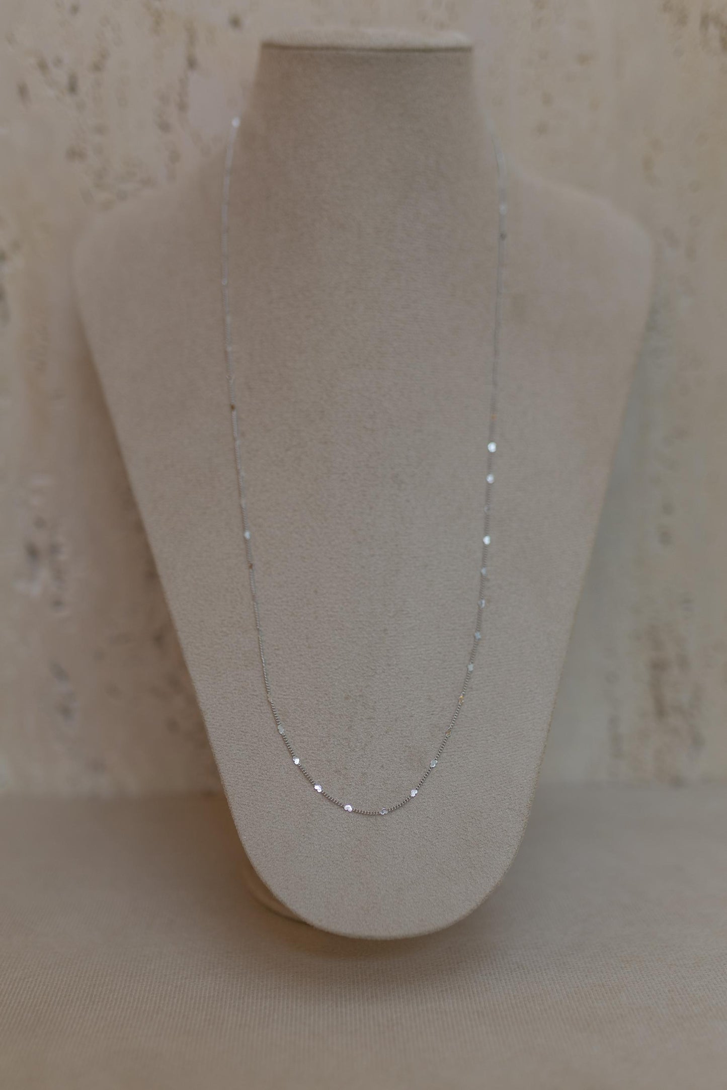 Colar Longo 80cm Mini Corações Lisos Ródio Branco