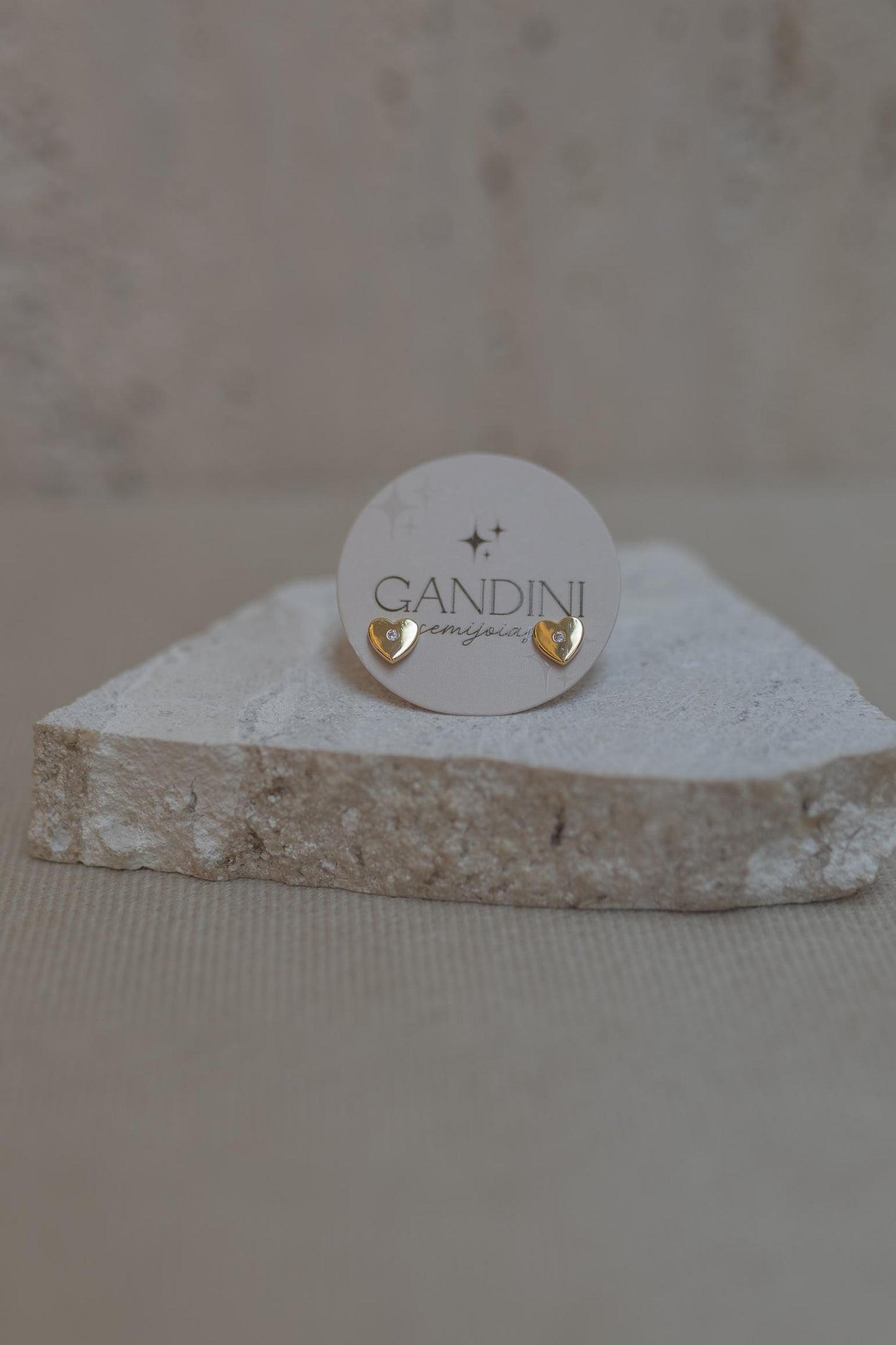 Brinco Coração Com Ponto de Luz Dourado