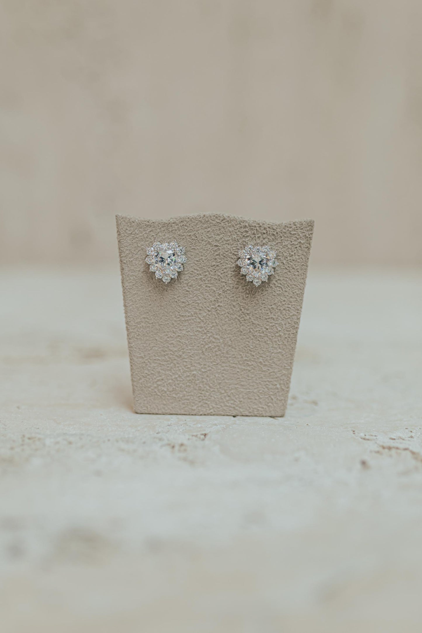 Brinco Coração Bordas Zircônias Cristal Prata 925 Ródio Branco