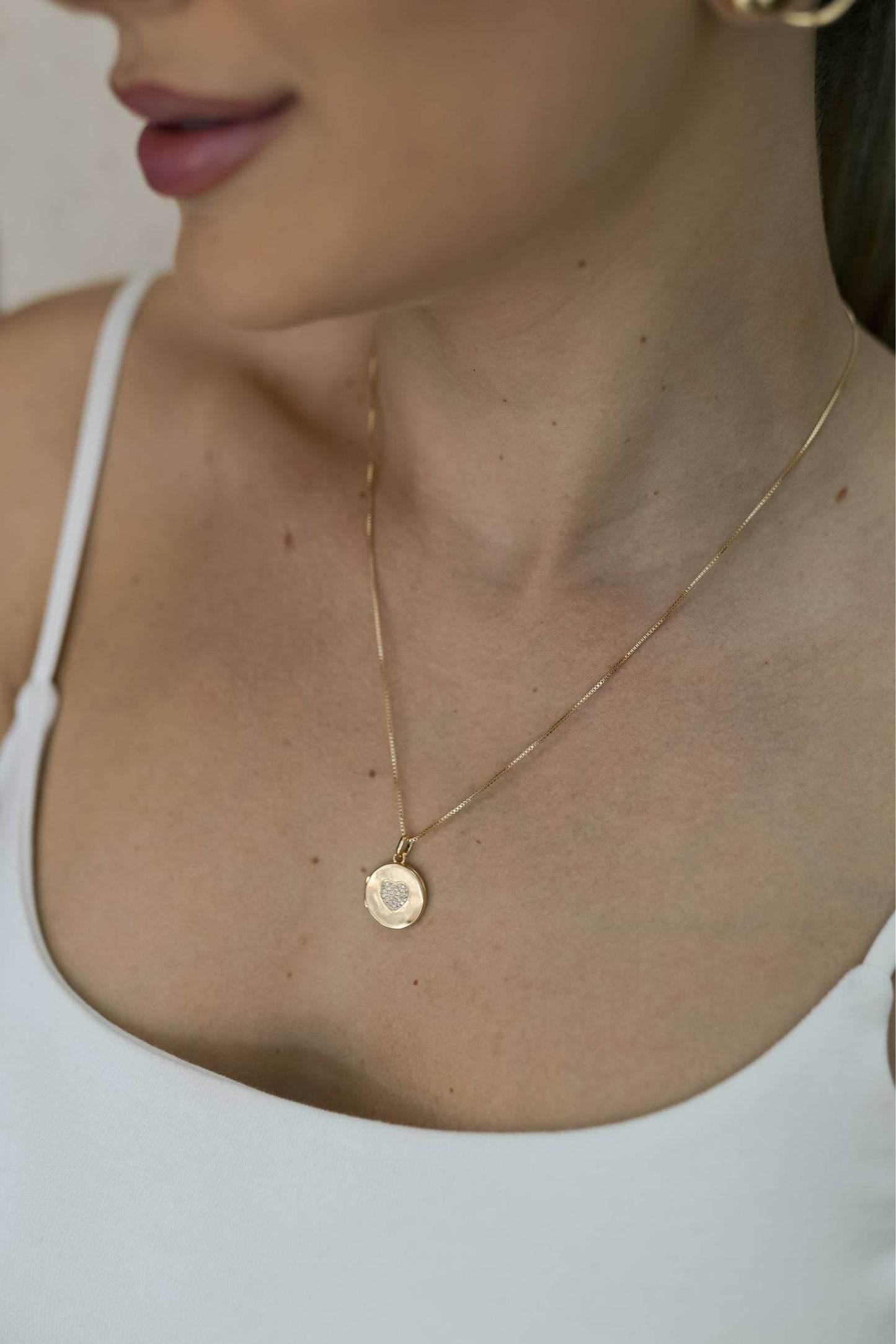 Colar Relicário Coração Cravejado Mini Dourado