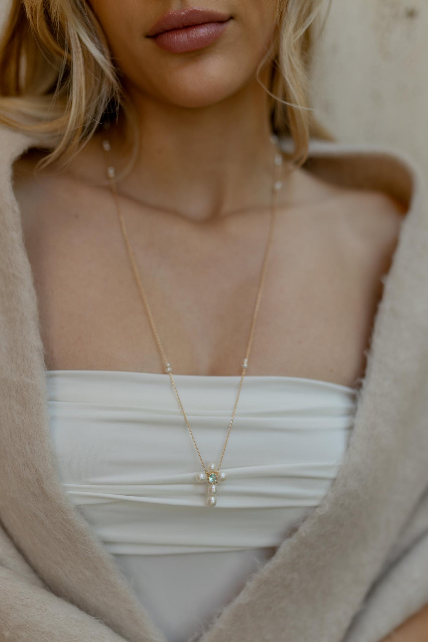 Colar Escapulário Cruz e Coração Pérolas Dourado