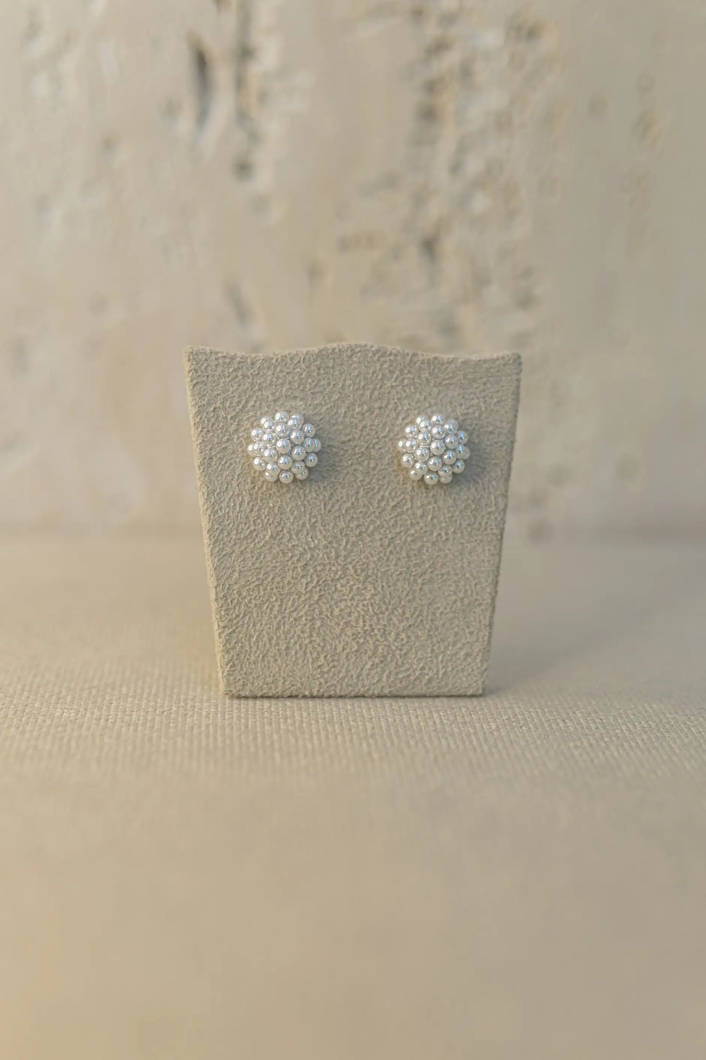 Brinco Meia Esfera de Micropérolas Ródio Branco