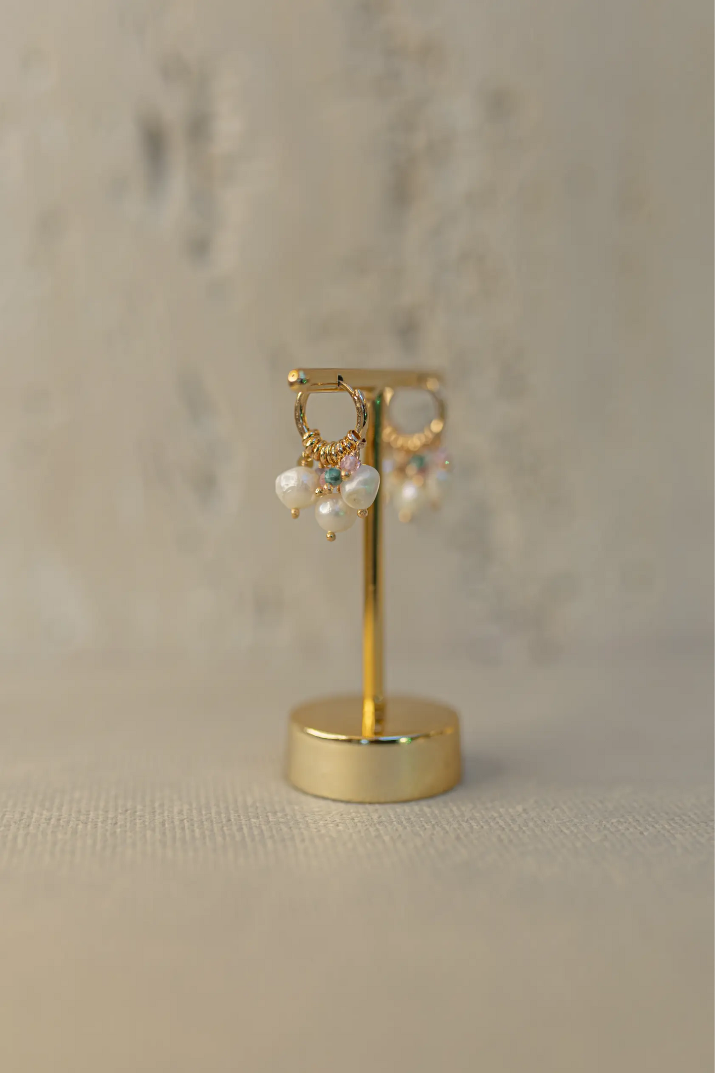 Brinco Argola Pedras e Pérolas Naturais Dourado