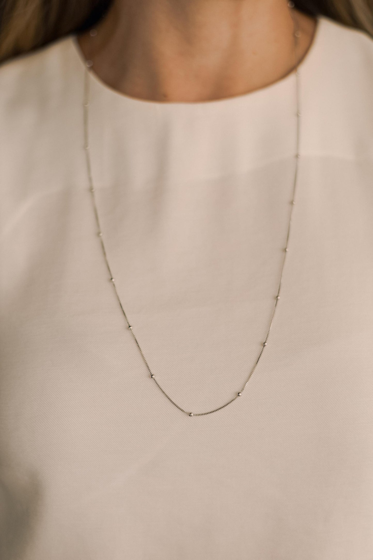 Colar Longo de Bolinhas 70cm Ródio Branco