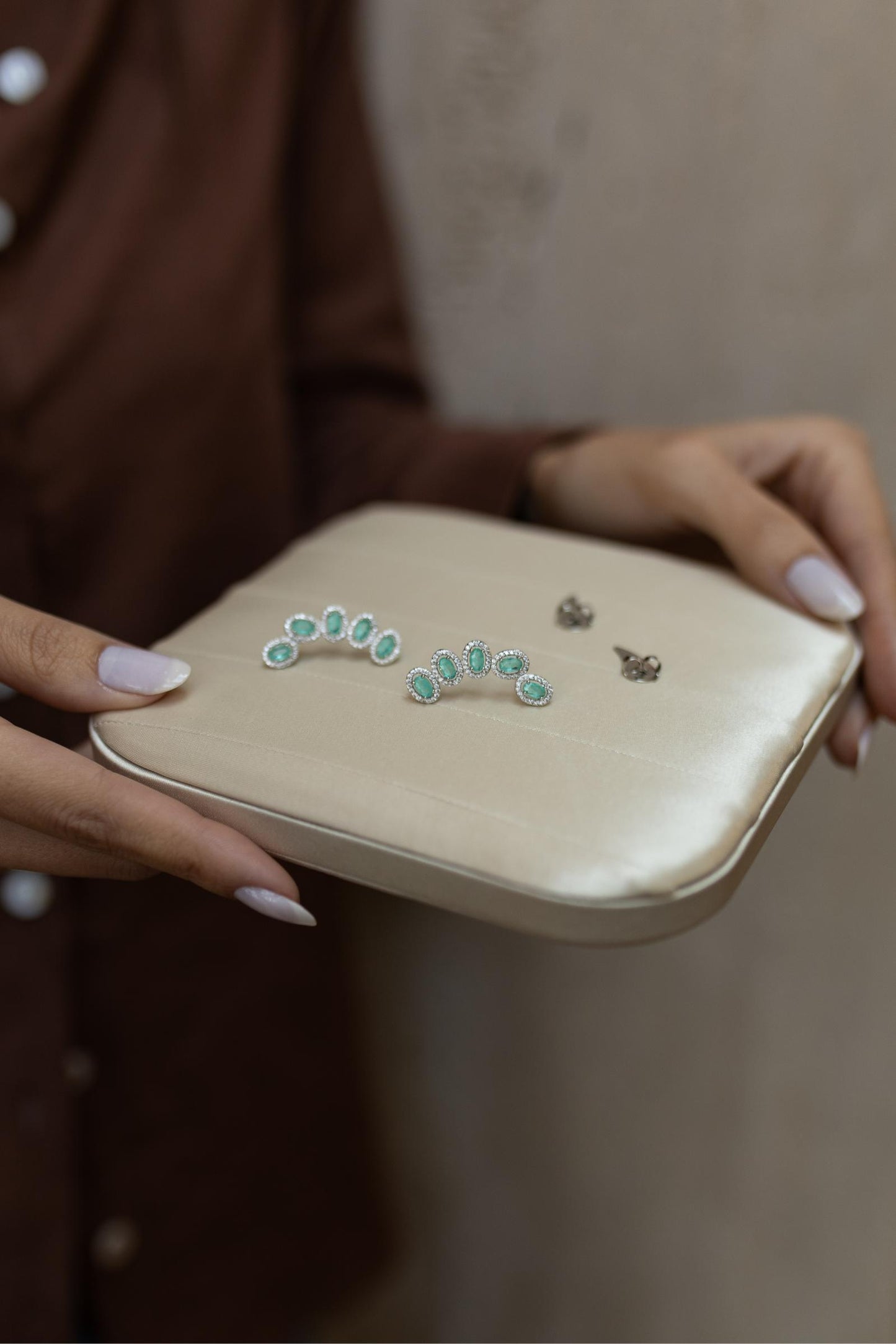 Brinco Ear Cuff Oval Esmeralda Colombiana Ródio Branco