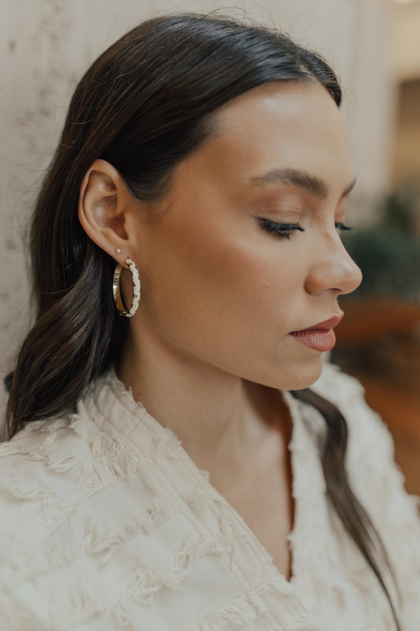 Brinco Argola Poá Off White Dourada