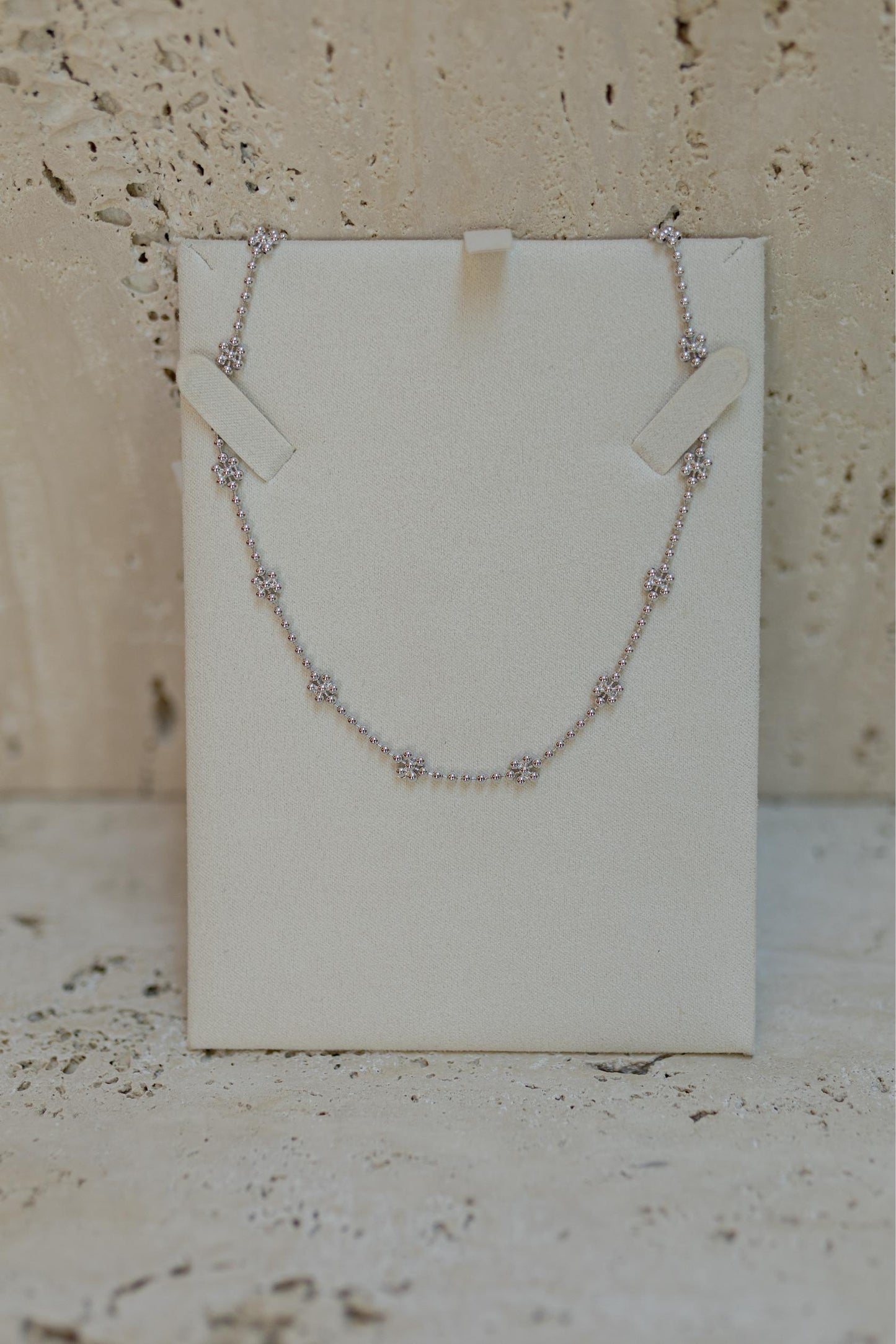 Colar Choker Flor Ródio Branco