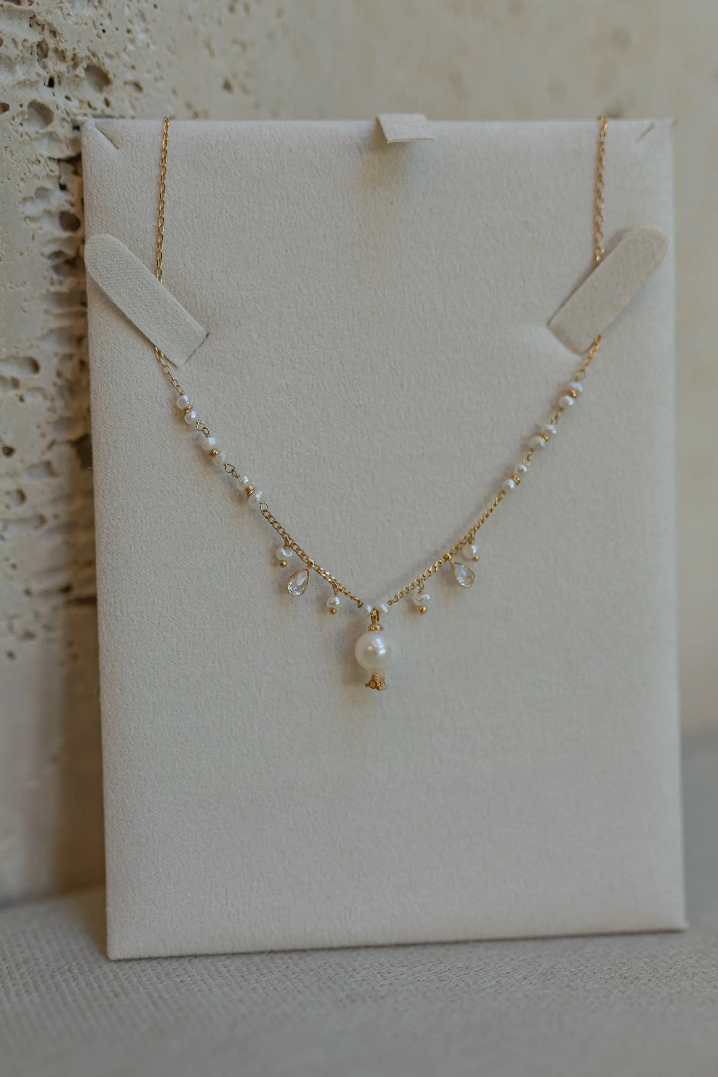 Colar Pérola Natural com Zircônias Dourado