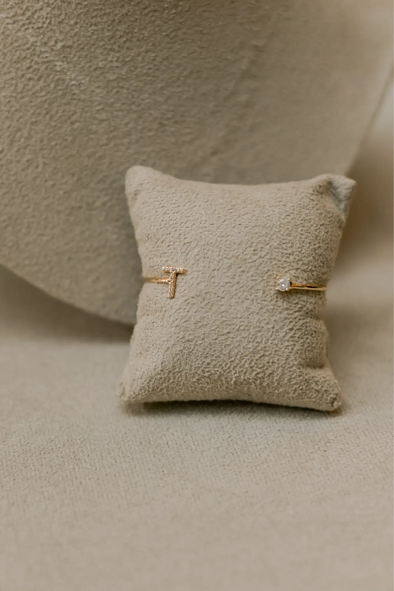 Bracelete Ponto de Luz e Letra Cravejada Dourado