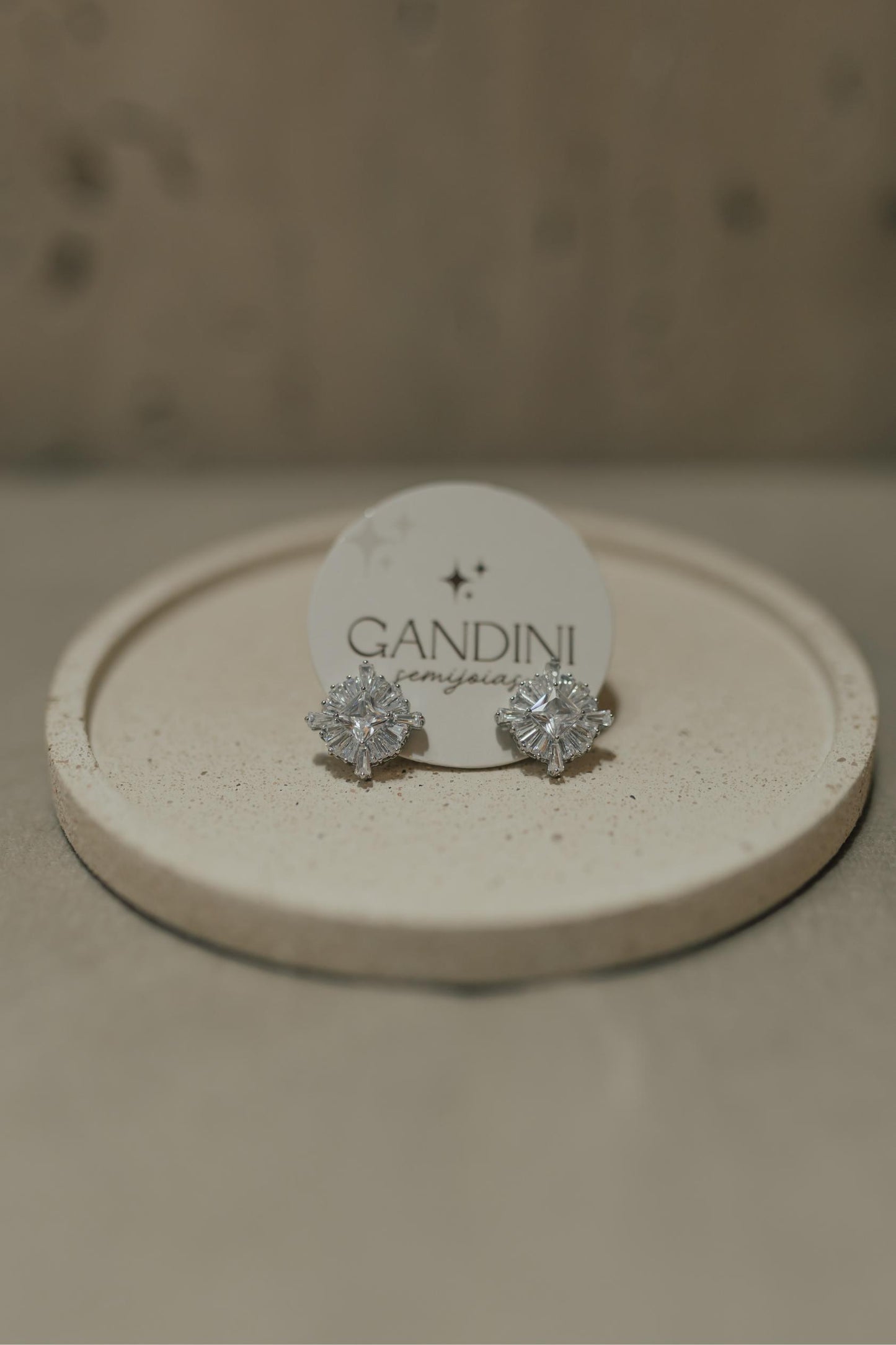 Brinco Dente De Leão Baguete Cristal Ródio Branco